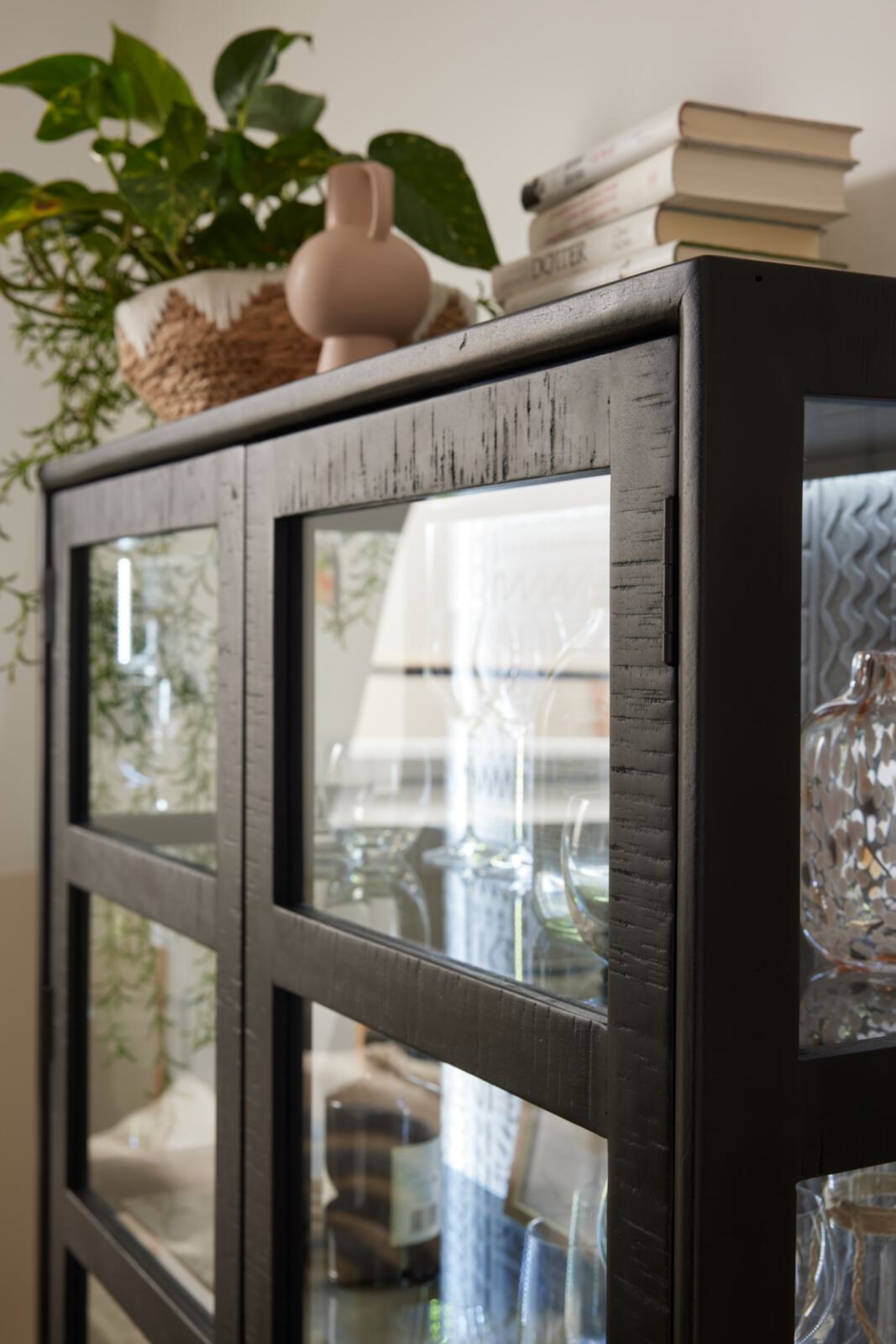 Roomio Vitrine NO. 2001 in Mango massiv gebürstet, schwarz gebeizt und lackiert Roomio Vitrine NO. 2001 in Mango massiv gebürstet, schwarz gebeizt und lackiert