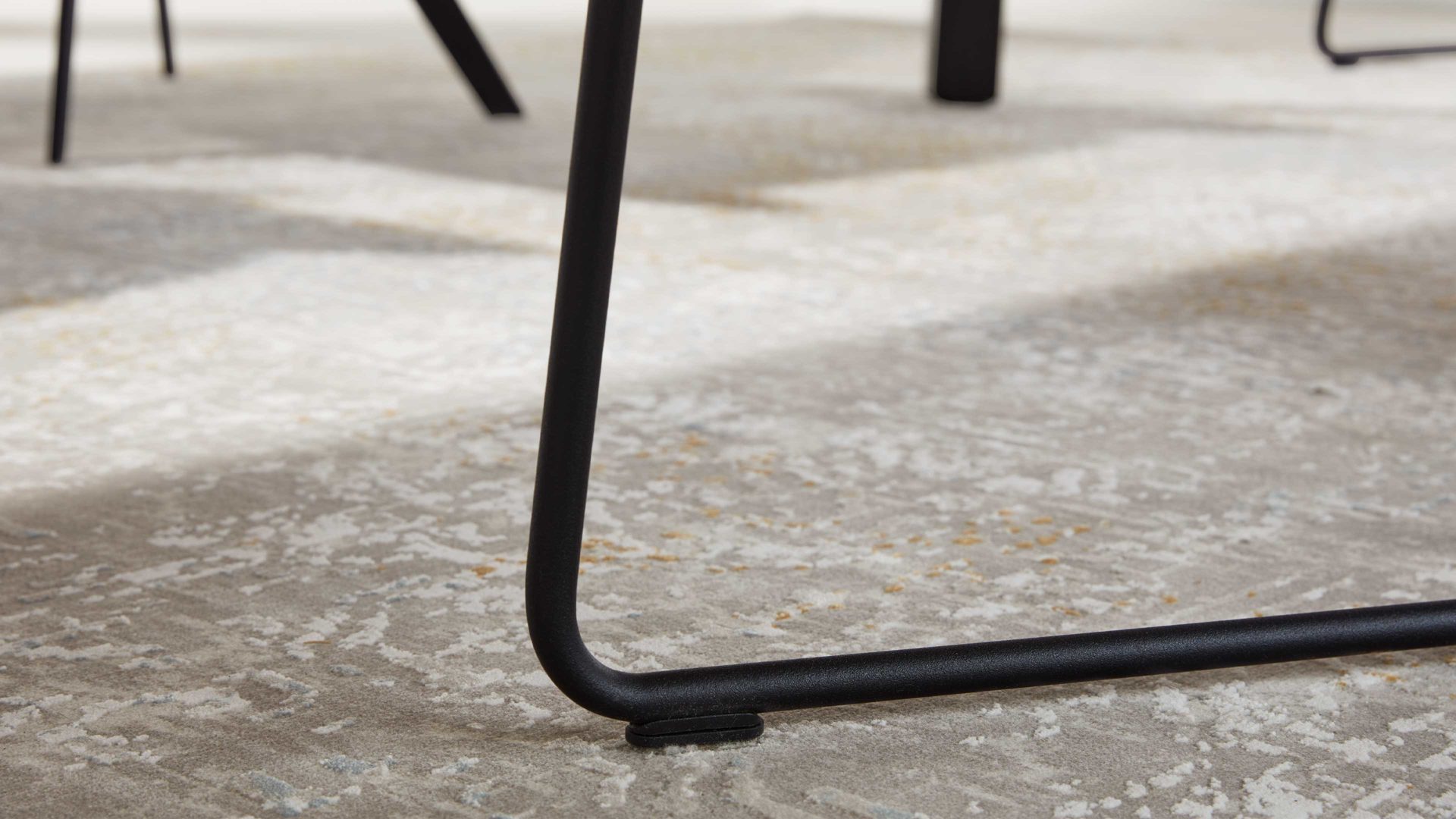 Interliving Armlehnstuhl 4er-Set IL 5111 in St. Arizona/Fantasy platingrau, Stuhlbein, Metallrahmen, Schwarz, U-förmiges Bein, Bodenstütze