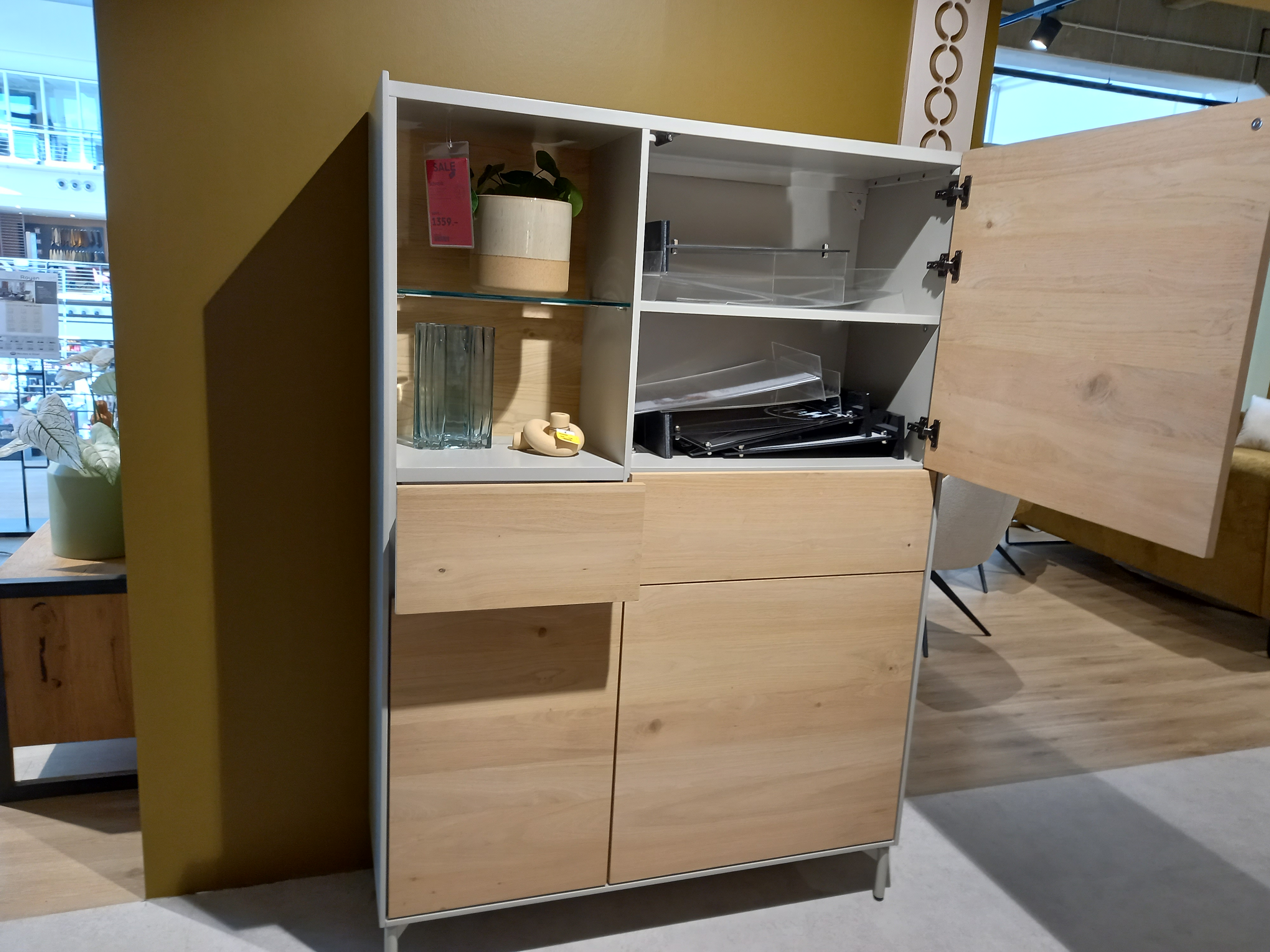 XOOON Schrank NIORA ca. B120 H175 T40 cm in Eiche natur/silk grey lackiert, Wohnzimmerschrank, Holzoptik, Eiche hell, Glastüren, Schubladen