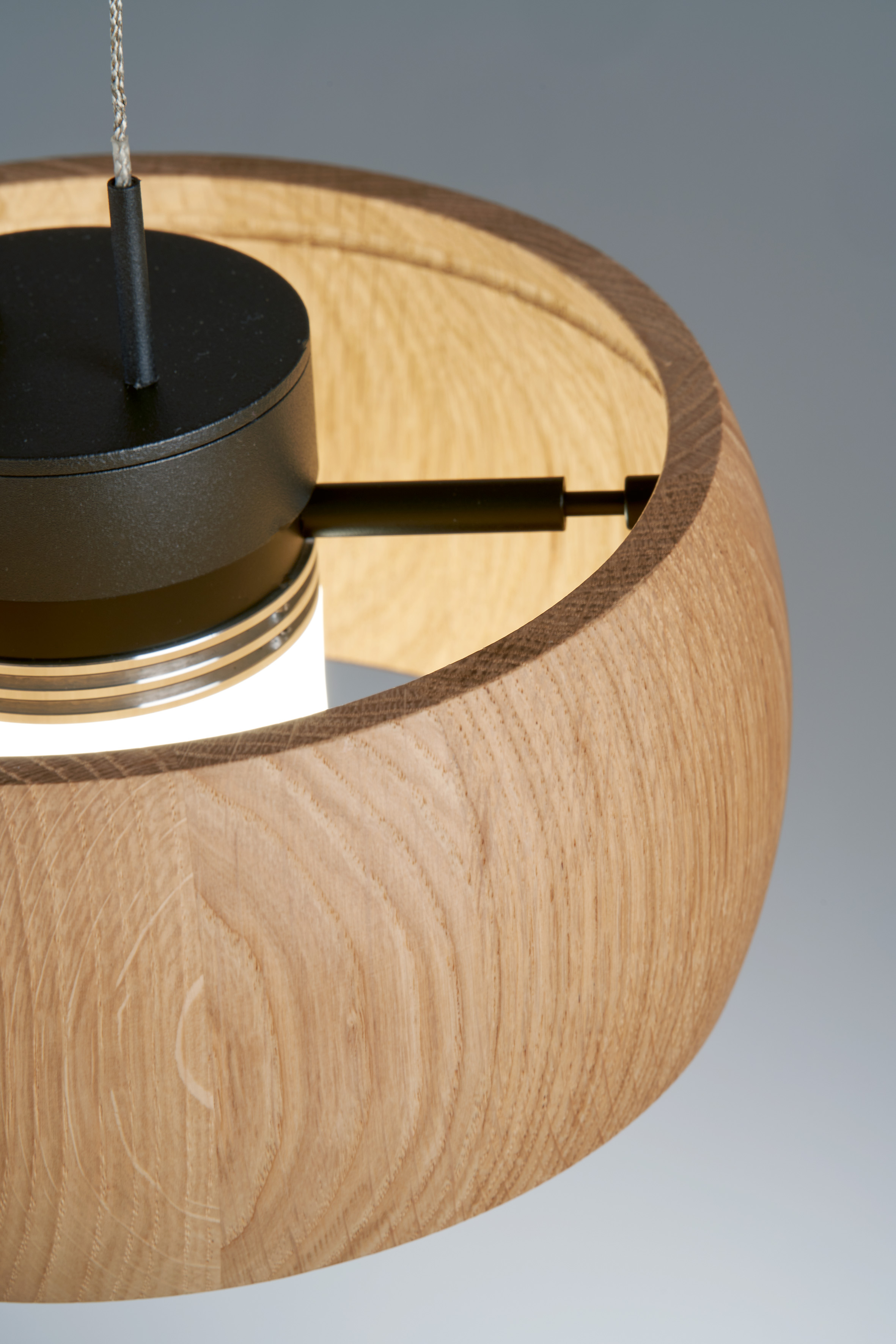 Fischer & Honsel LED-Pendelleuchte SHINE-WOOD in Metall sandschwarz/Holz eiche natur geölt