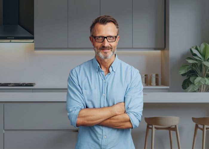 Mann, Brille, blaues Hemd, Küche, Zuhause