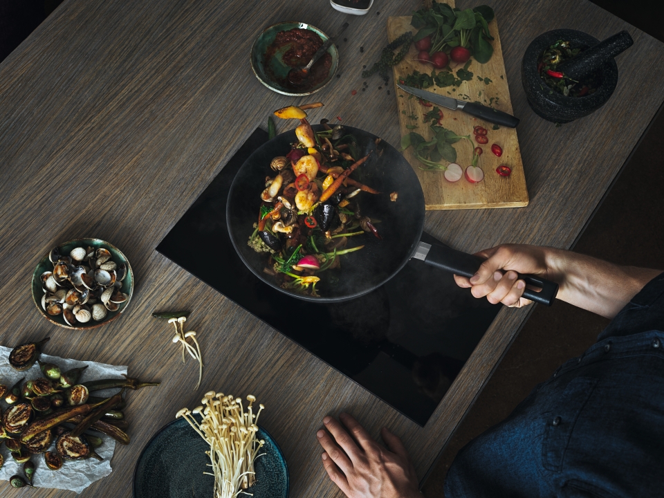 Fiskars Wok HARD FACE 4,5Ltr./28cm in Farbe Black