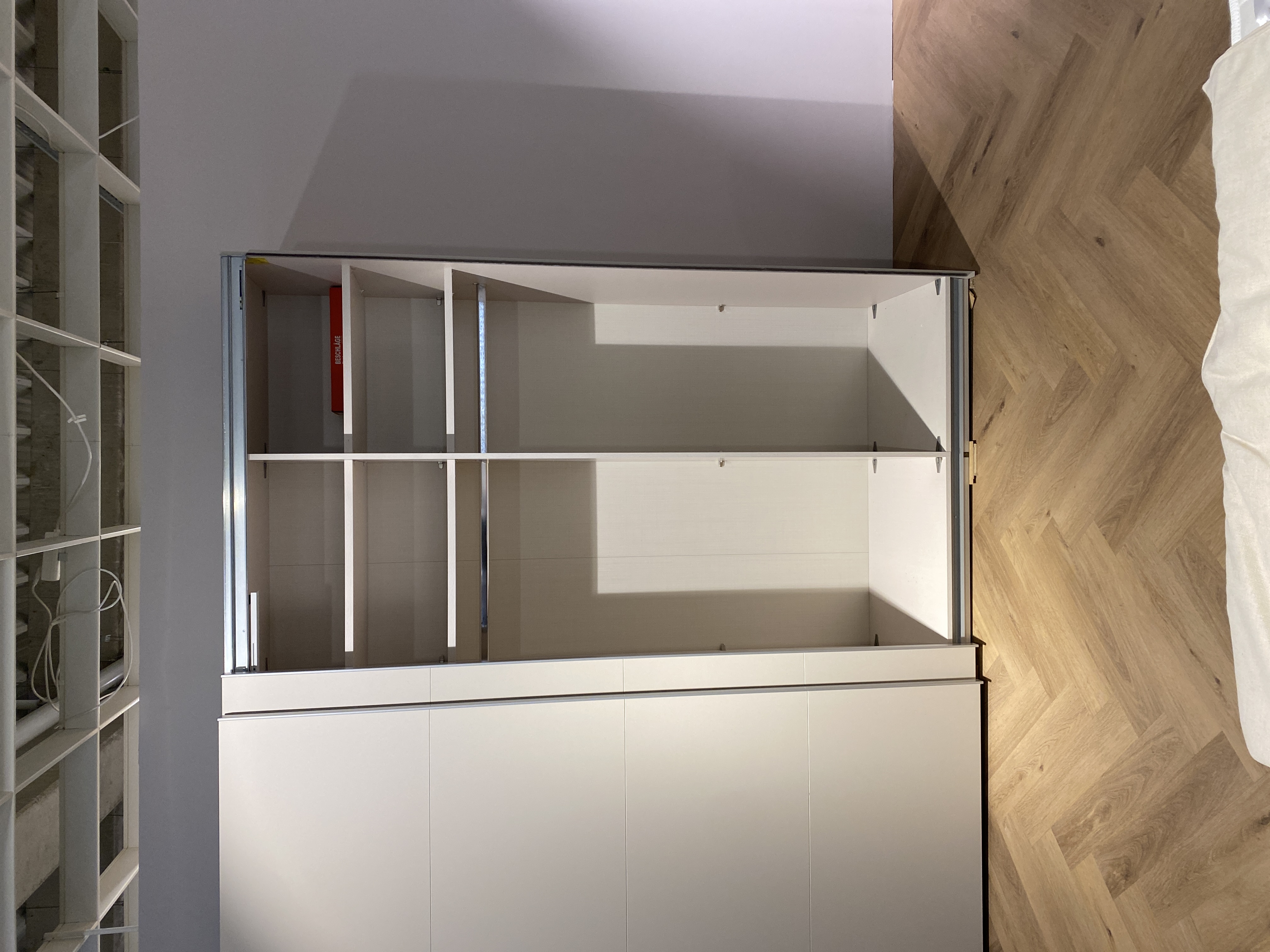 Schwebetürenschrank  in Farbe , Küchenschrank, Schrankwand, Schubladenausschnitt, weiß, Holzoptik