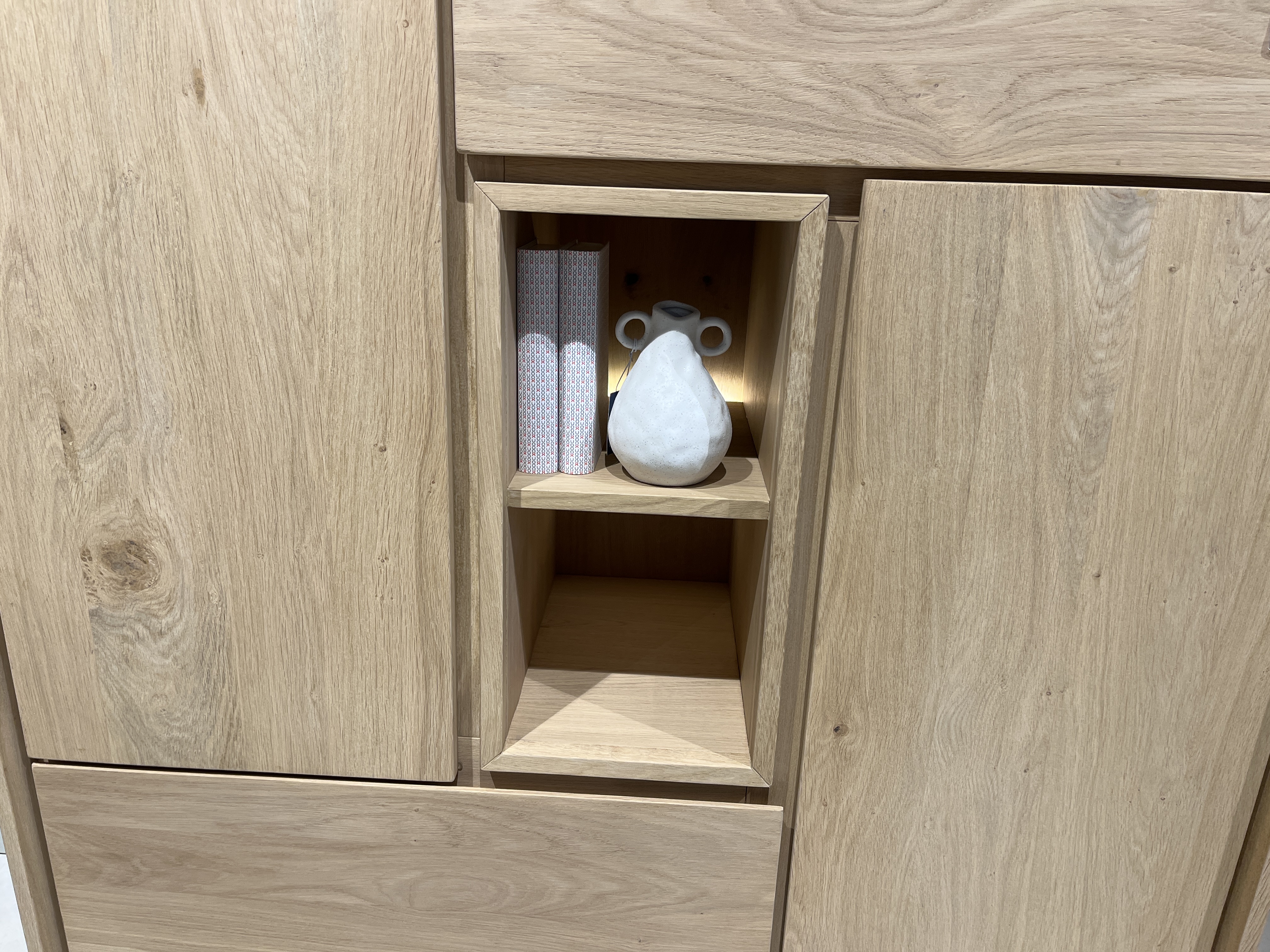 XOOON Highboard VALGARD ca. B120 H140 T45 cm in Eiche natur furniert, Wohnzimmerschrank, Eicheoptik, Holzmaserung, Offenes Regalfach, Naturholzfarbe
