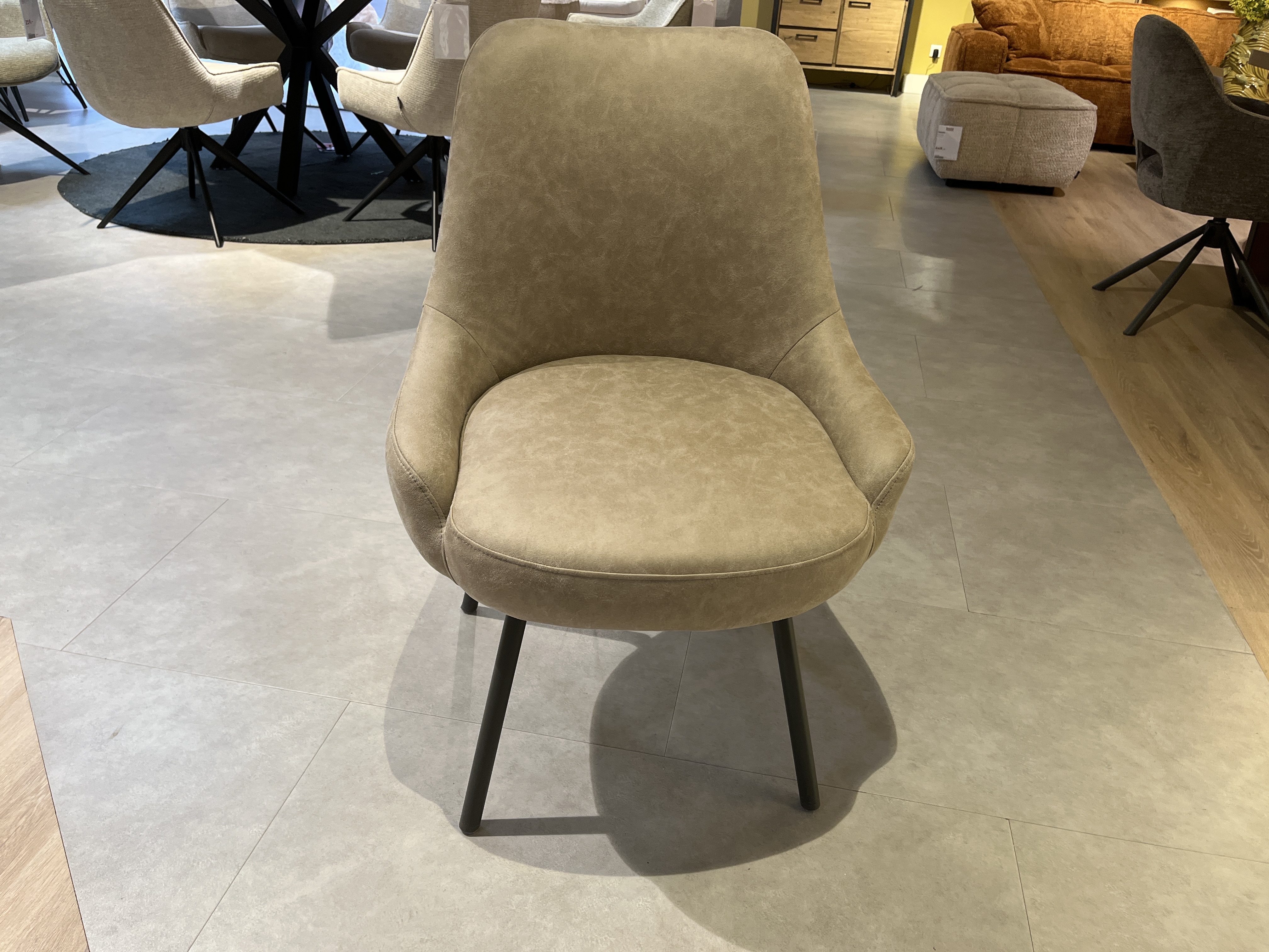 Henders & Hazel Stuhl ROCCO ca. B61 H86 T66 cm in Stoff oregon beige, Polsterstuhl, Beigefarbener Bezug, Stoffbezug, Armlehnen, Schwarze Metallbeine