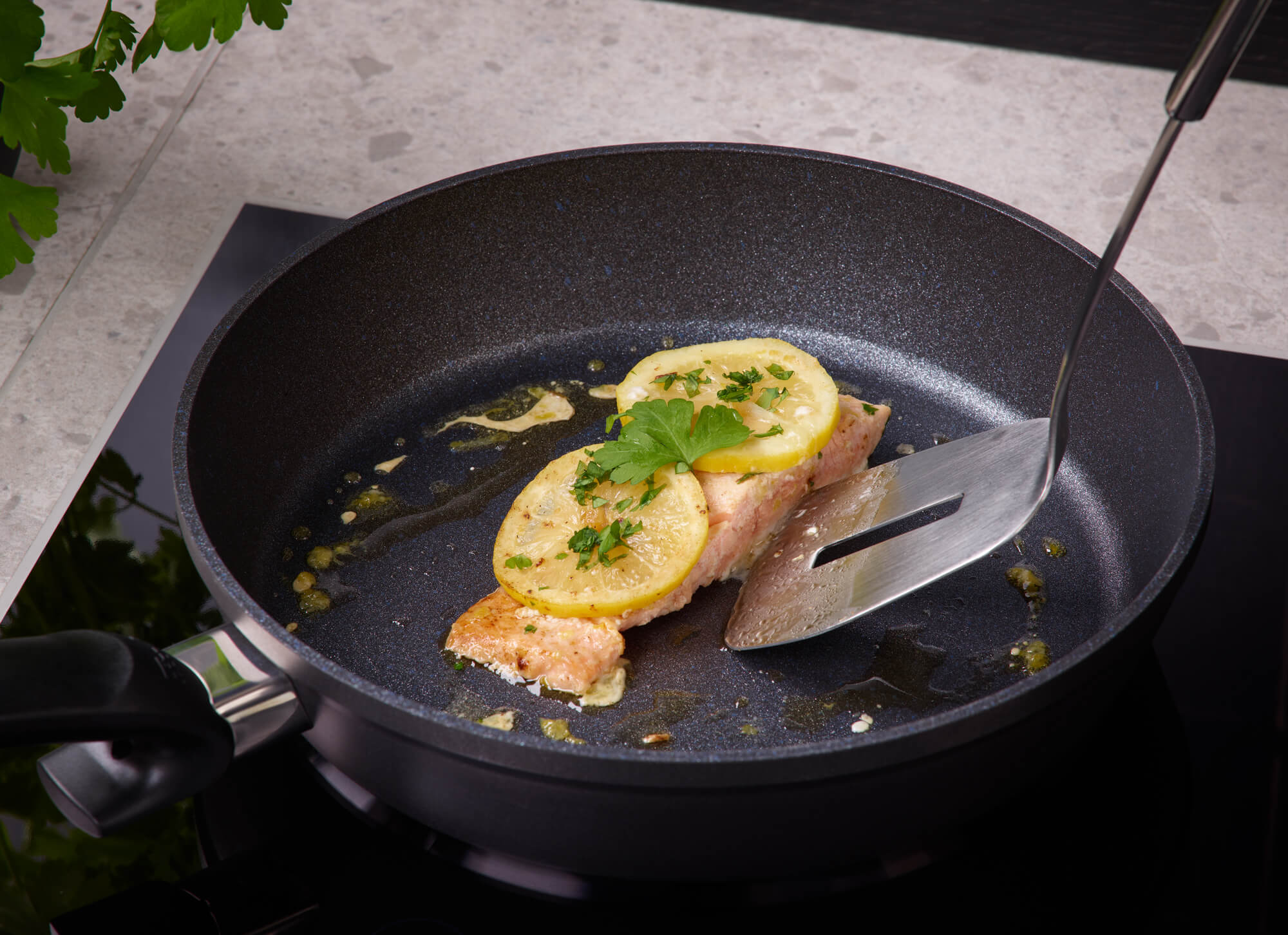 Fissler Bratpfanne 32cm ADAMANT® COMFORT B/H/T ca. 39x12x59,5cm in Anthrazit, fisch, lachs, pfanne, zitronen, parmus