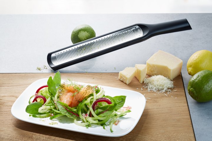 GEFU Feinreibe RAFINO in Farbe schwarz/silber, Salat, Reibe, Limette, Zitrone, Käse