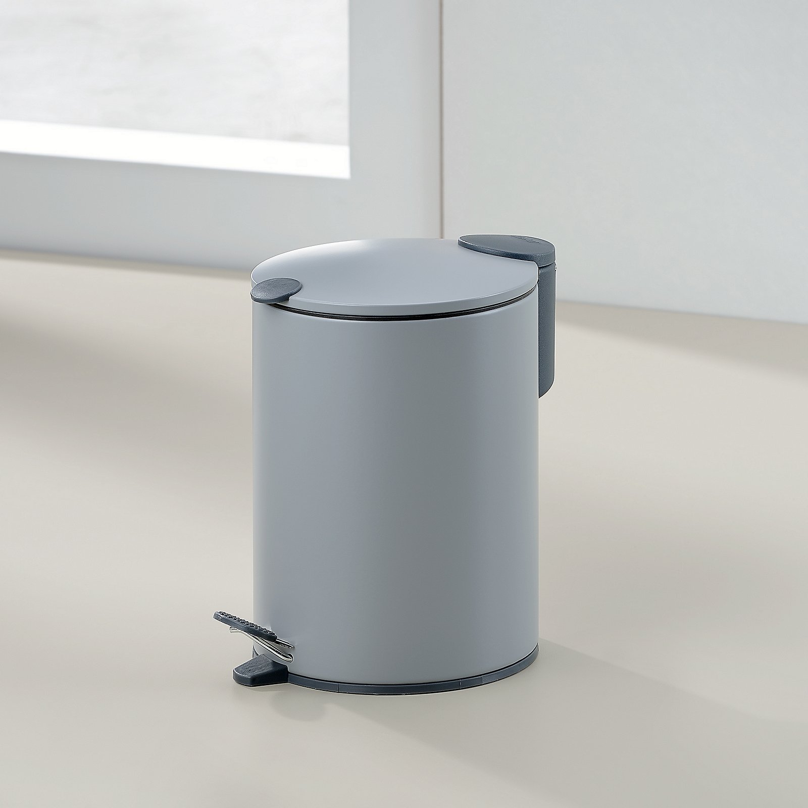 Kela Kosmetikeimer MATS in Farbe Hellgrau, Abfalleimer, Mülleimer, Küchenzubehör, Metallbehälter, Pedal-Abfalleimer, Abfalleimer, Mülleimer, Küchenabfall, Fußpedal, Edelstahl-Optik