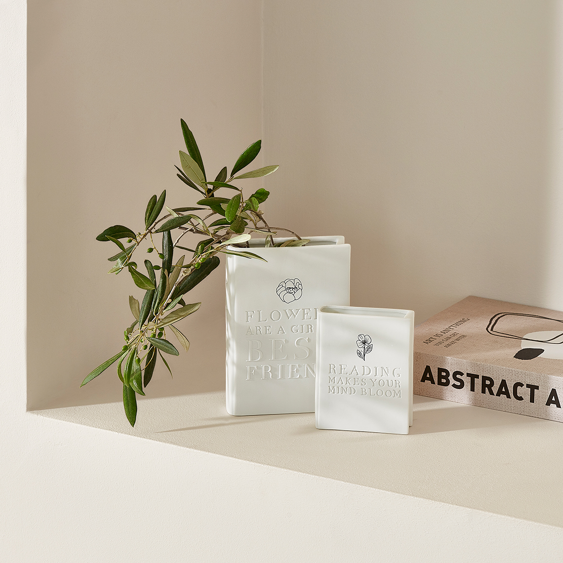 Vase BLOOM in Farbe weiß, Papiertragetaschen, Blumenmuster, weiße Tüten, Pflanzen-Dekor, Stilleben