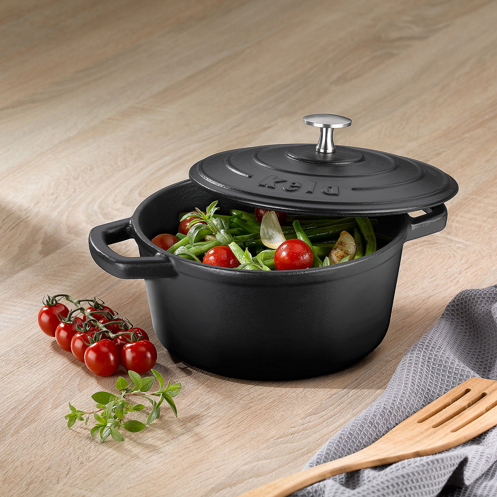 Kela Bräter CALIDO in Farbe Schwarz, Kochtopf, Gusseisen, Induktionsgeeignet, Starkes Schwarz, Gemüsekochtopf, Dutch Oven, Eisentopf, Deckel, Gemüse, Schwarz