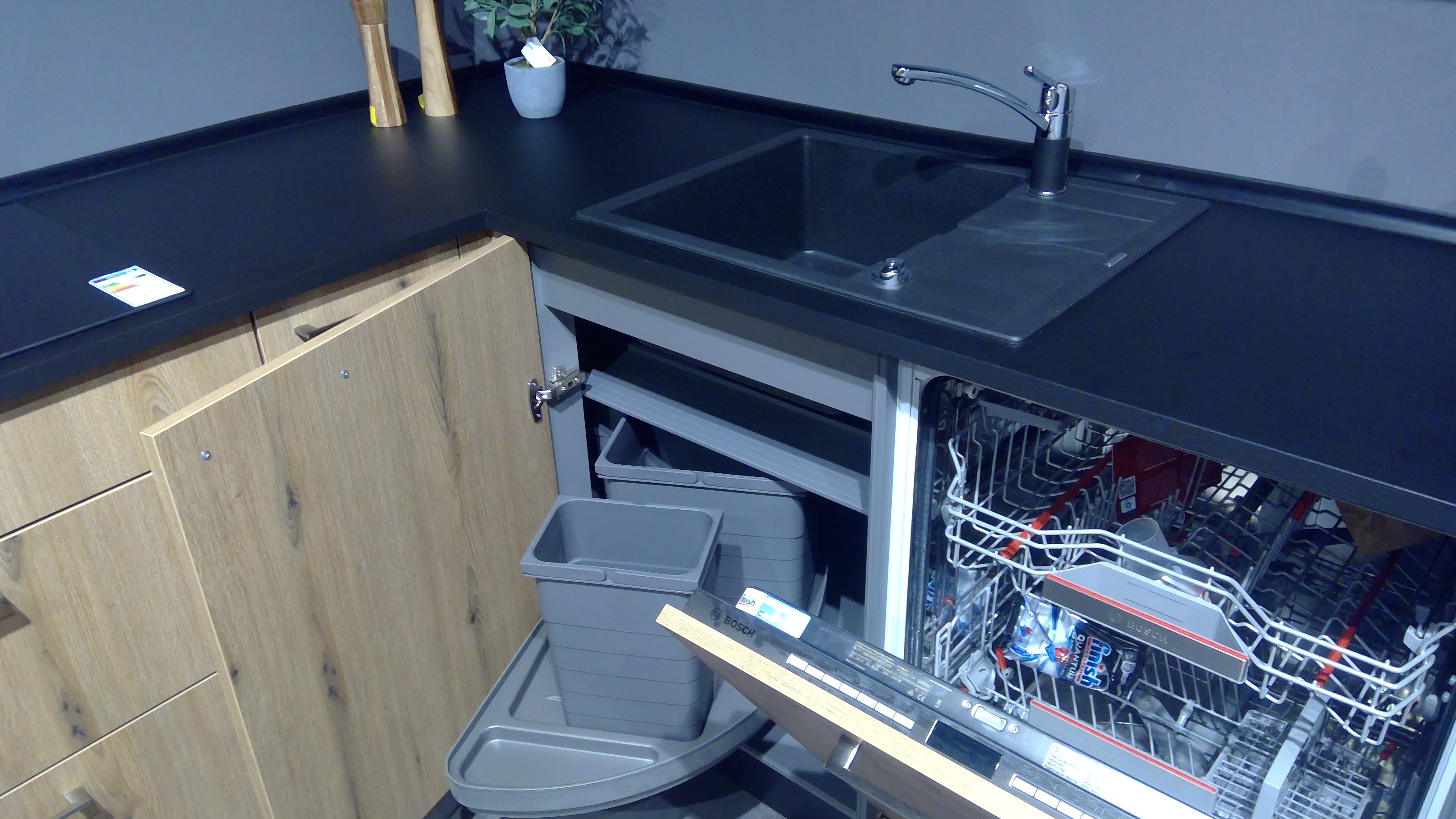 Interliving Einbauküche 3270 in Front 37S KST Cotton schwarz, Sinken, Waschbeckenhahn, Gerät, Geschirrspülmaschine, Elektrisches Gerät