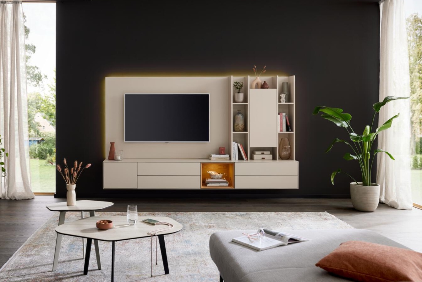 Interliving Lowboardkombination IL-2034 in Farbe Pastellsand matt lackiert/Eiche Echtholz furniert, Wohnwand, TV-Möbel, Regalwand, Beleuchtung, Wohnzimmer