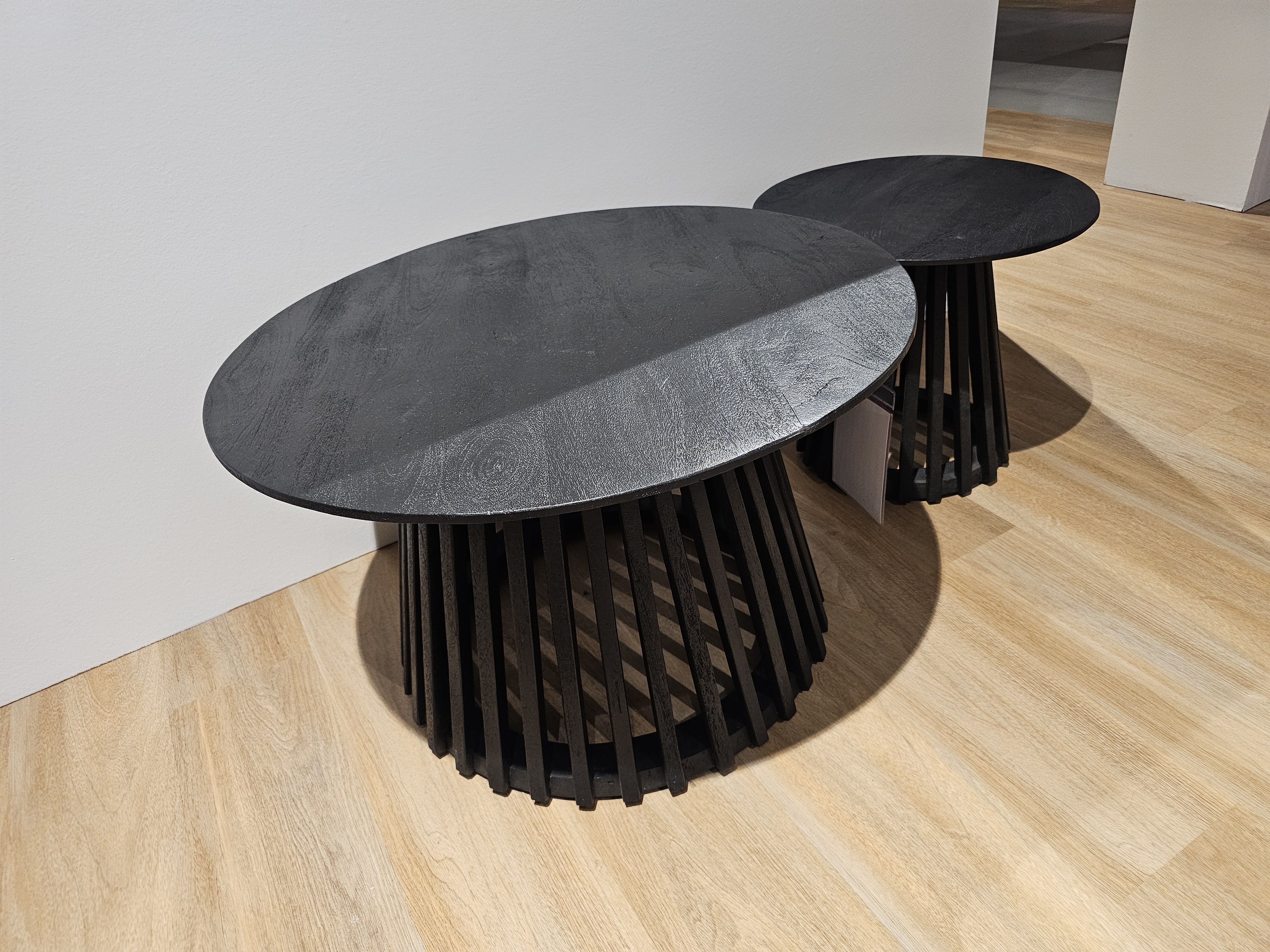 Gutmann Couchtisch 2er-Set CORBY in Mango massiv sandgestrahlt , Beistelltisch, Kaffeetisch, Schwarz, Holzoptik, gestapelte Beine