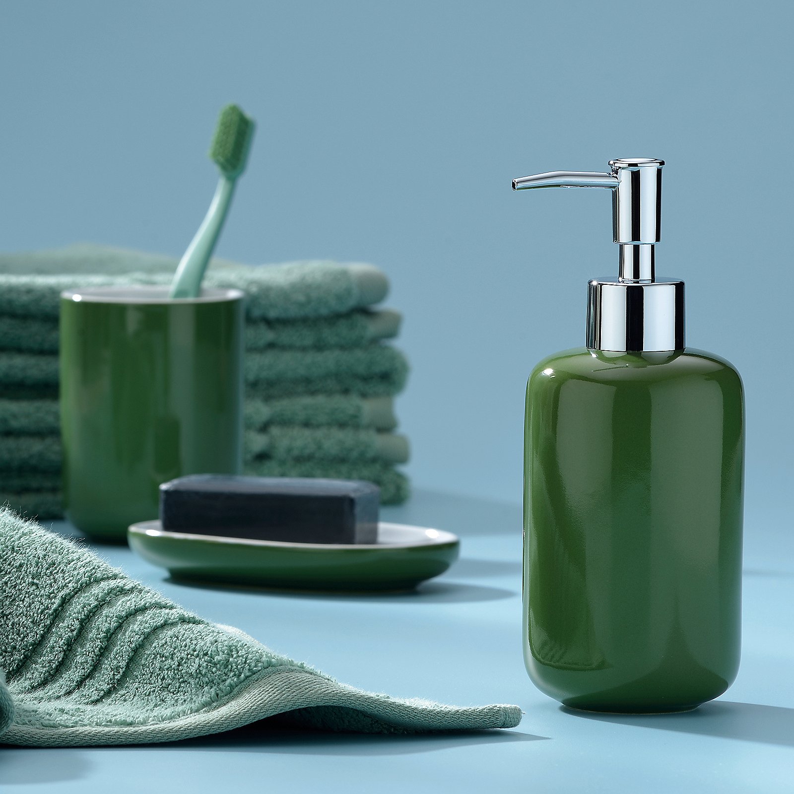 Kela Seifenspender ISABELLA in Farbe indigoblau, Duschgelspender, Grüne Flasche, Chrom-Pumpe, Waschroutine, Badezimmerzubehör