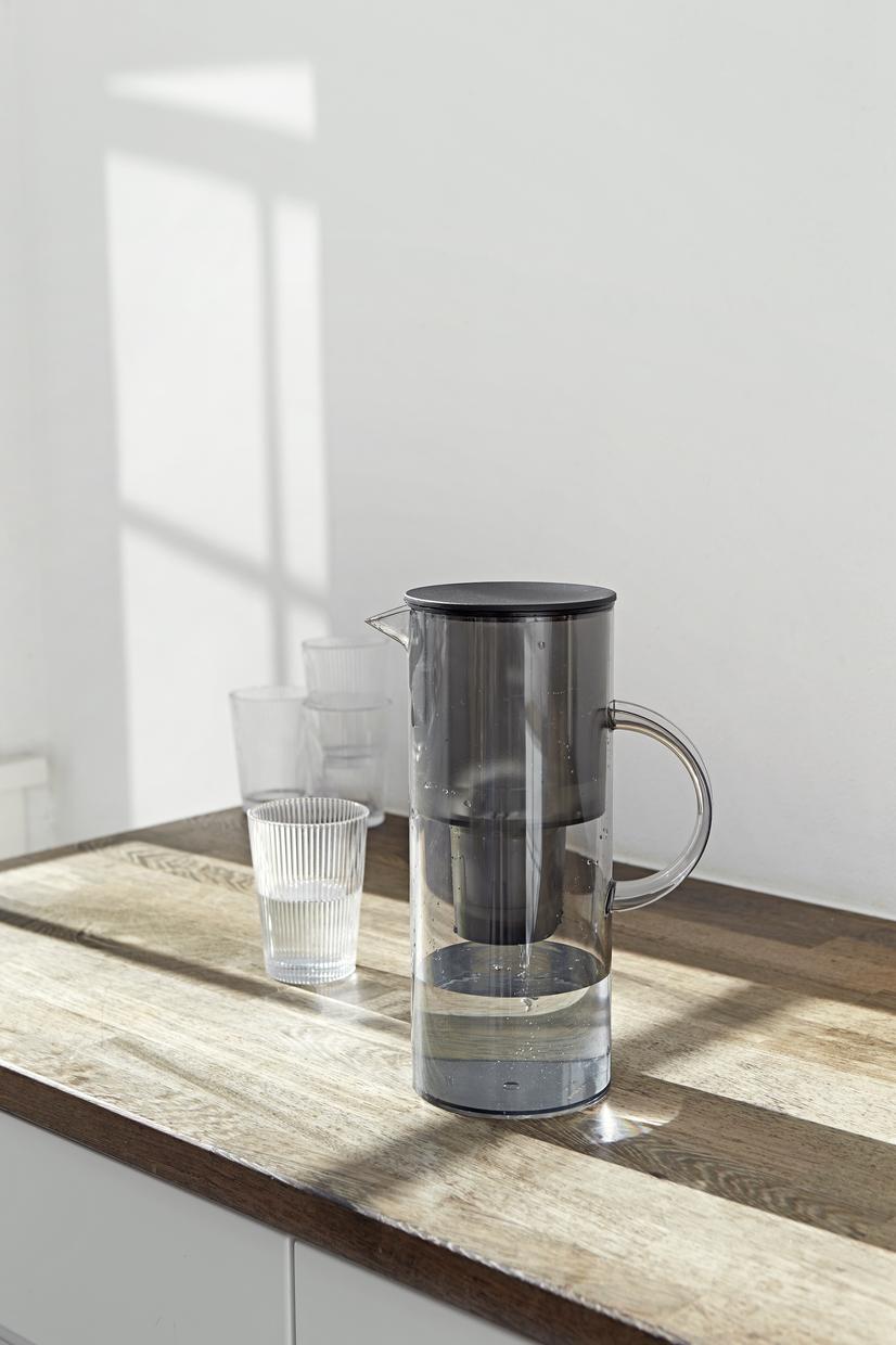 Stelton Wasserfilterkanne EM77 2l in Farbe smoke