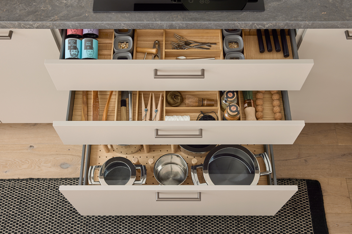 Culineo Einbauküche C615 Beige, Küchenschublade, Kochutensilien, Topfset, Besteck, Gewürzbehälter