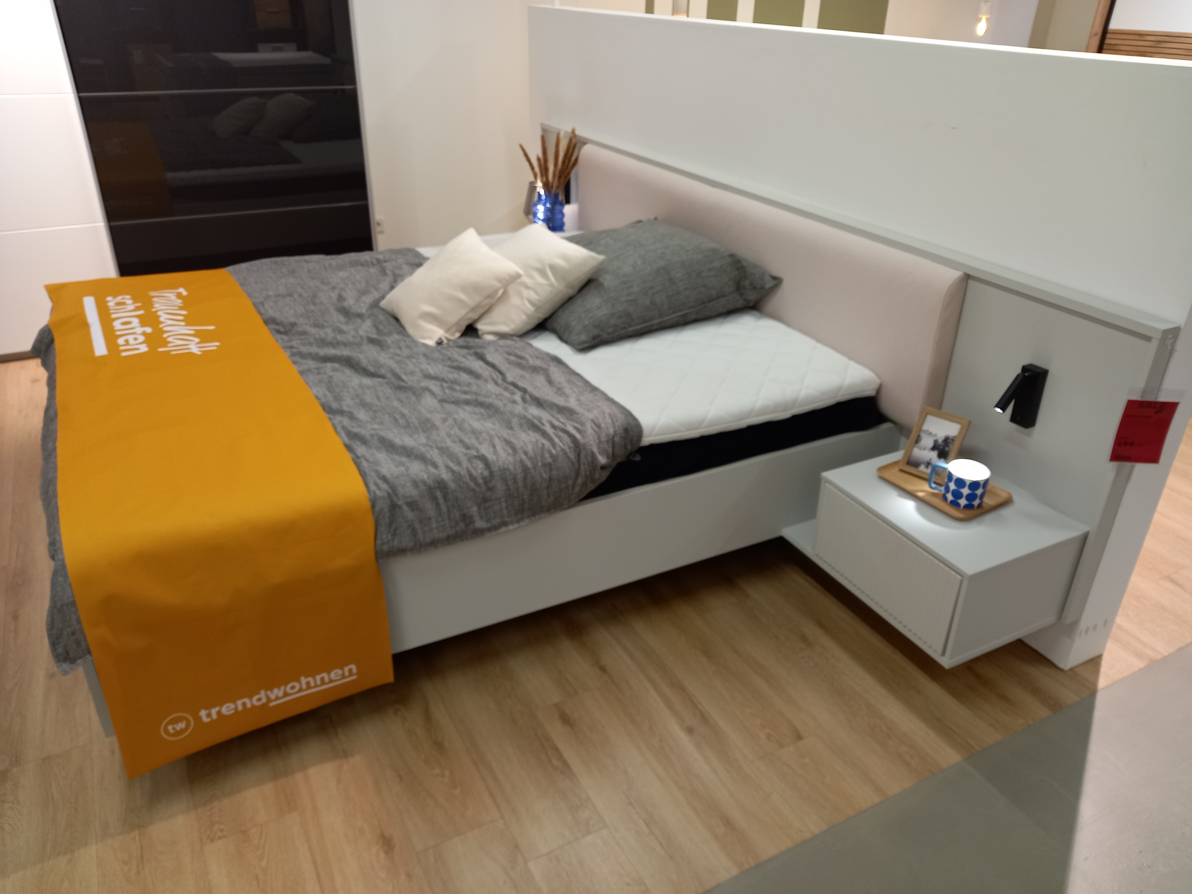 Bettanlage  in Farbe , Polsterbett, Bett mit Kopfteil, Weißes Bettgestell, Integrierter Nachttisch, Graue Bettwäsche