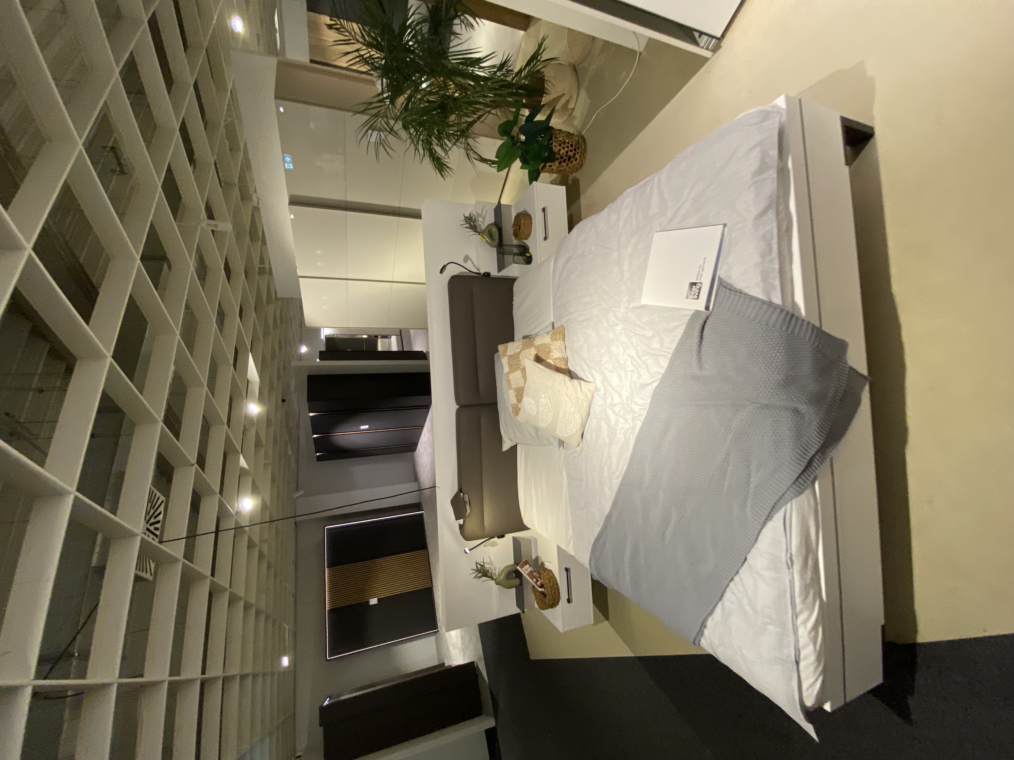 Interliving Luxusschlafzimmer 1207 in Lack weiß/Lack weiß PG1, Drinnen, Innenarchitektur, Bett, Fußboden, Pflanze
