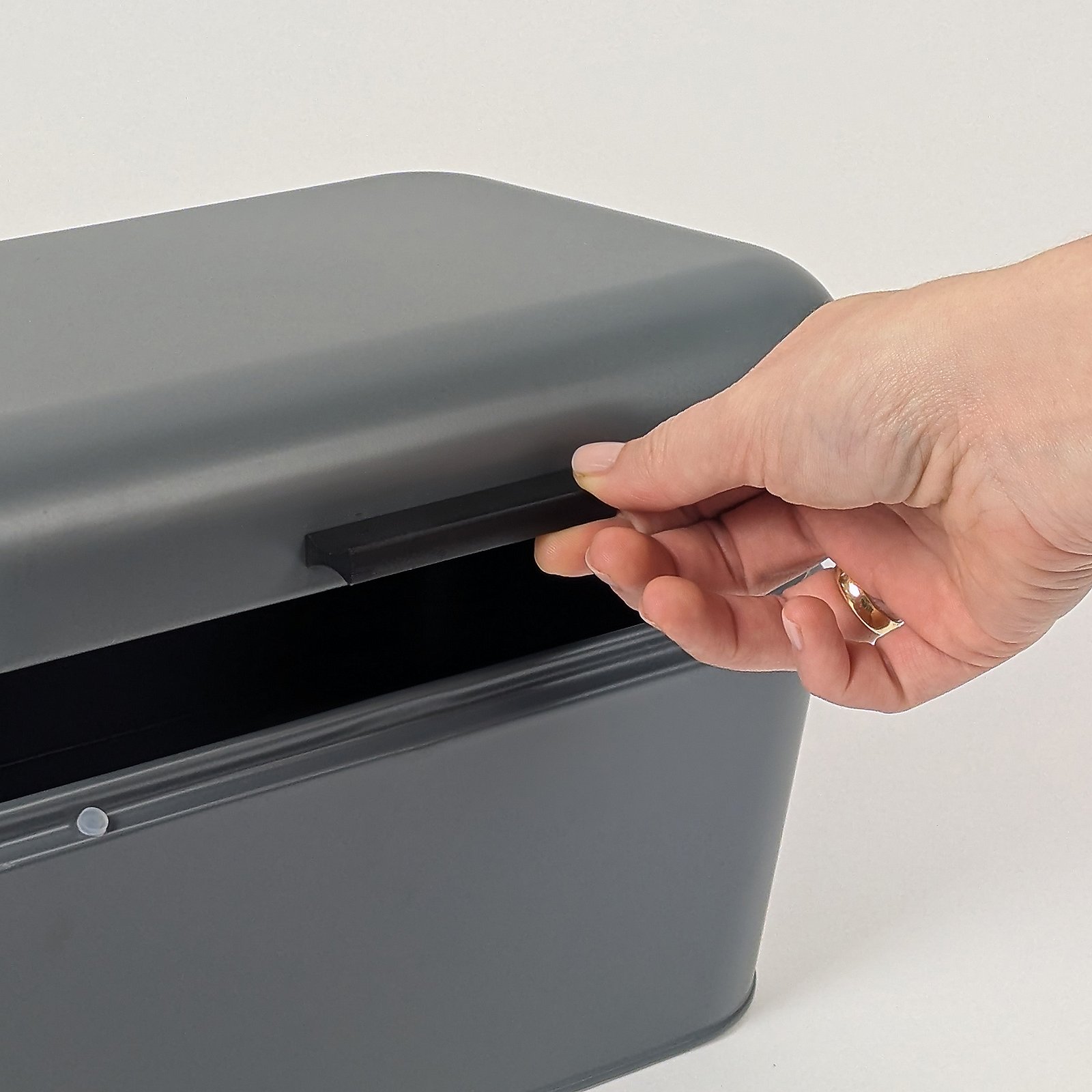 Kela Brotkasten FRISCA in Farbe Dunkelgrau, Schreibtisch-Schublade, Postfach, Grauer Container, Metallisch, Schutzabdeckung, postfach, briefkasten, grau, metall, deckel-aufnahme