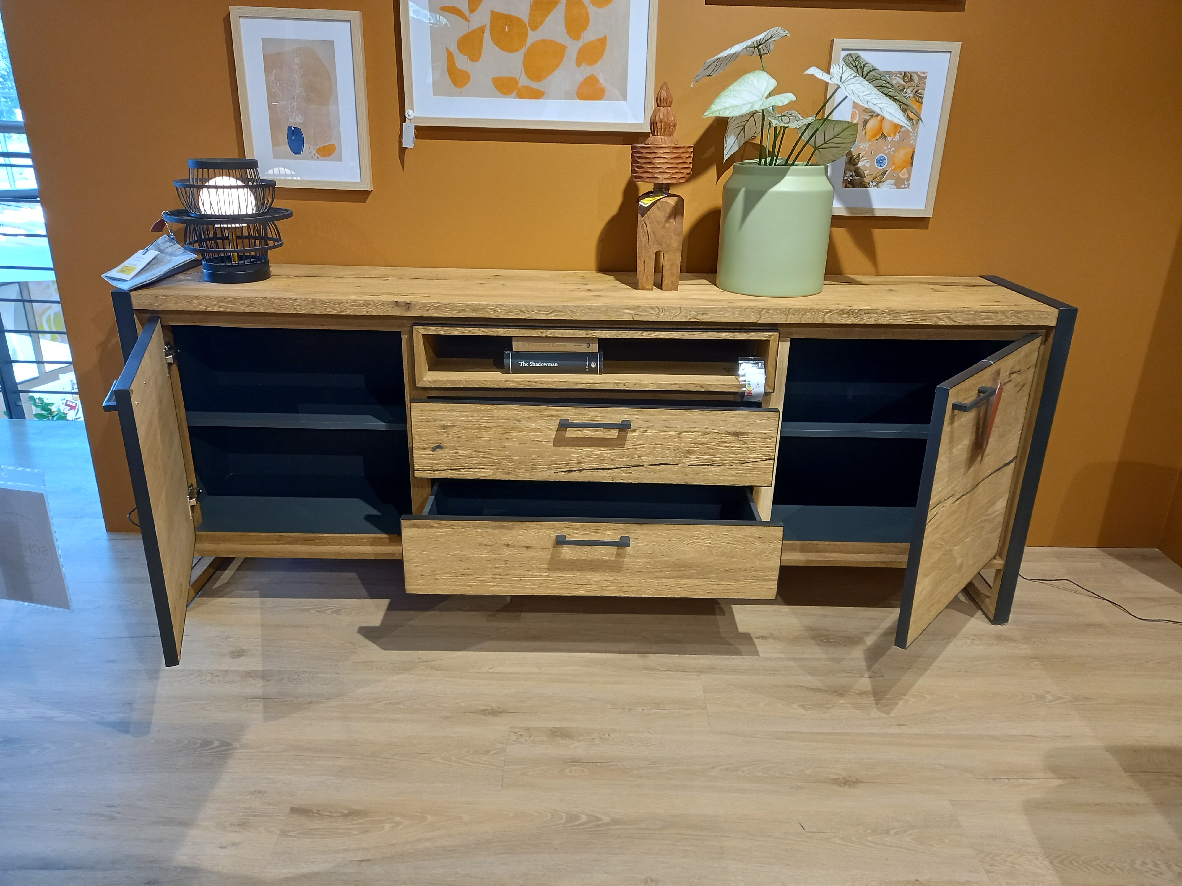 Henders & Hazel Sideboard Metalo in Railway brown, Sideboard, Eicheoptik, Holz, Schwarzer Metallrahmen, Schubladen und Türen