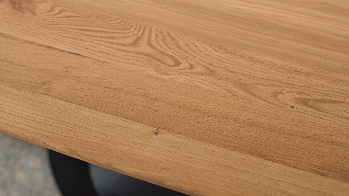 Interliving Esstisch IL 5121ca. 200x100cm in Platte Charaktereiche massiv/Gestell Metall schwarz, Hartholz, Innenarchitektur, Holz, Gebeiztes Holz, Fußboden