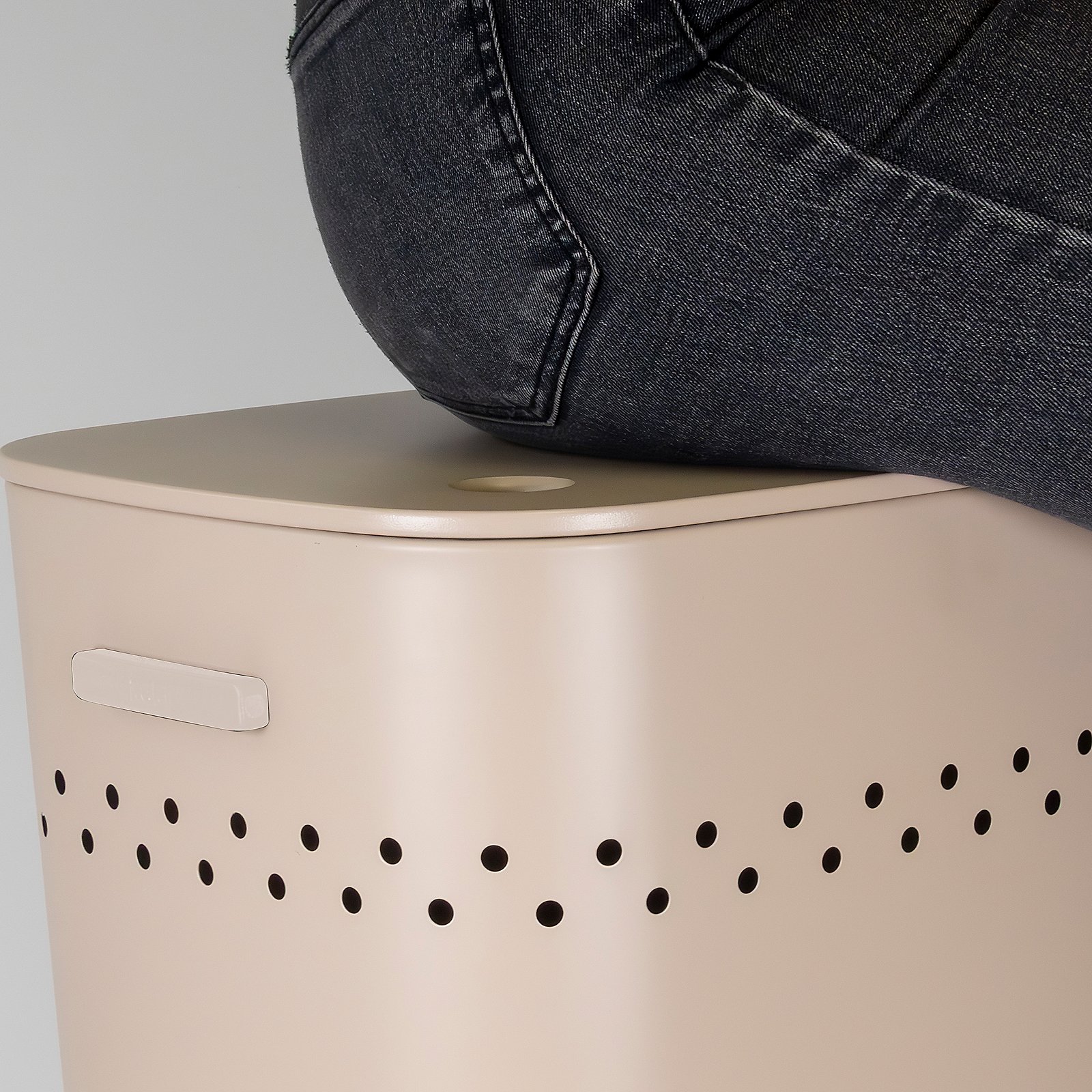 Kela Sitz-Wäschebox MALAGA in Farbe Beige, Sesselhocker, Bezug Jeans, Stoffhocker, Lounge Sitz, Perforierte Lochung, steinzeug, perforiert, dekorativ, rund, neutralerinhalt