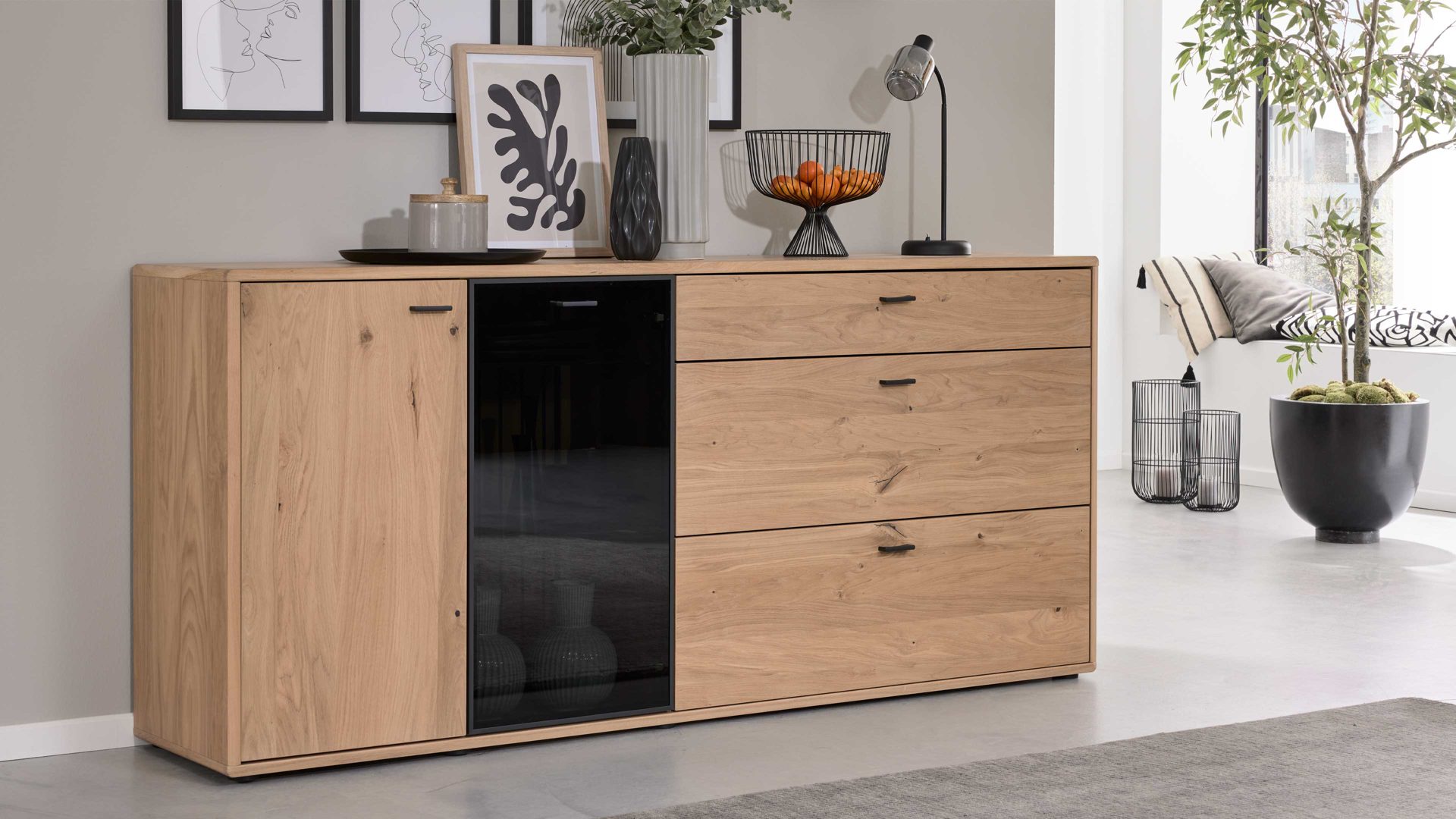 Interliving Sideboard IL 2024 in Eiche furniert/Schwarzglas Interliving Sideboard IL 2024 in Eiche furniert/Schwarzglas
