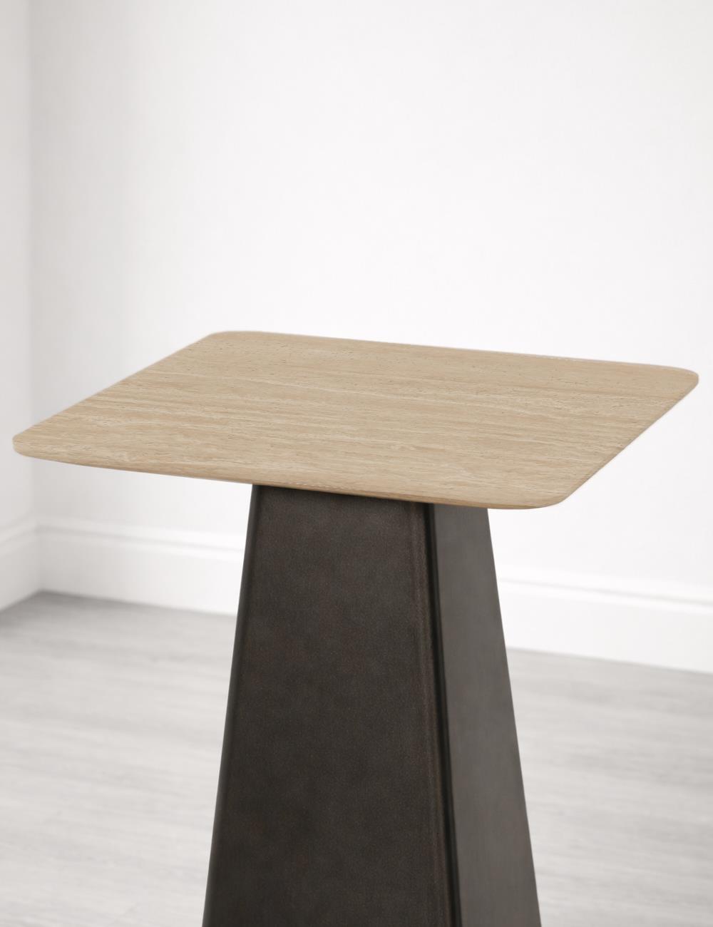 COCO MAISON Milly beistelltisch h55cm , formstufiger Hocker, Holzoberfläche, dreieckiger Sockel, dunkler Sockelm, modernes Möbel