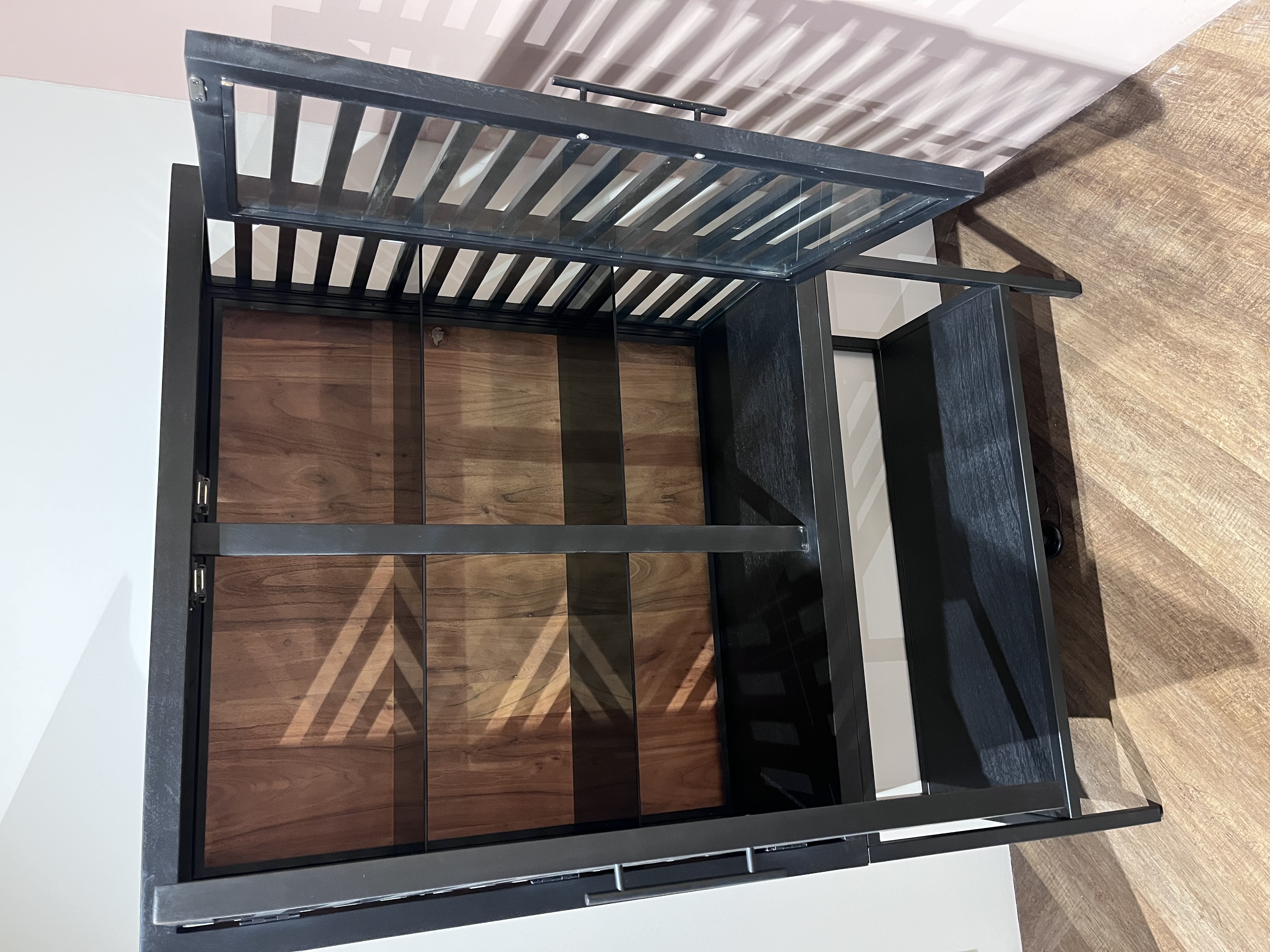 Gutmann Glasschrank SHOWCASE ca. B100 T40 H160 cm in Korpus & Glast. Akazie massiv, Innenarchitektur, Holz, Mobiliar, Hartholz, Tabelle