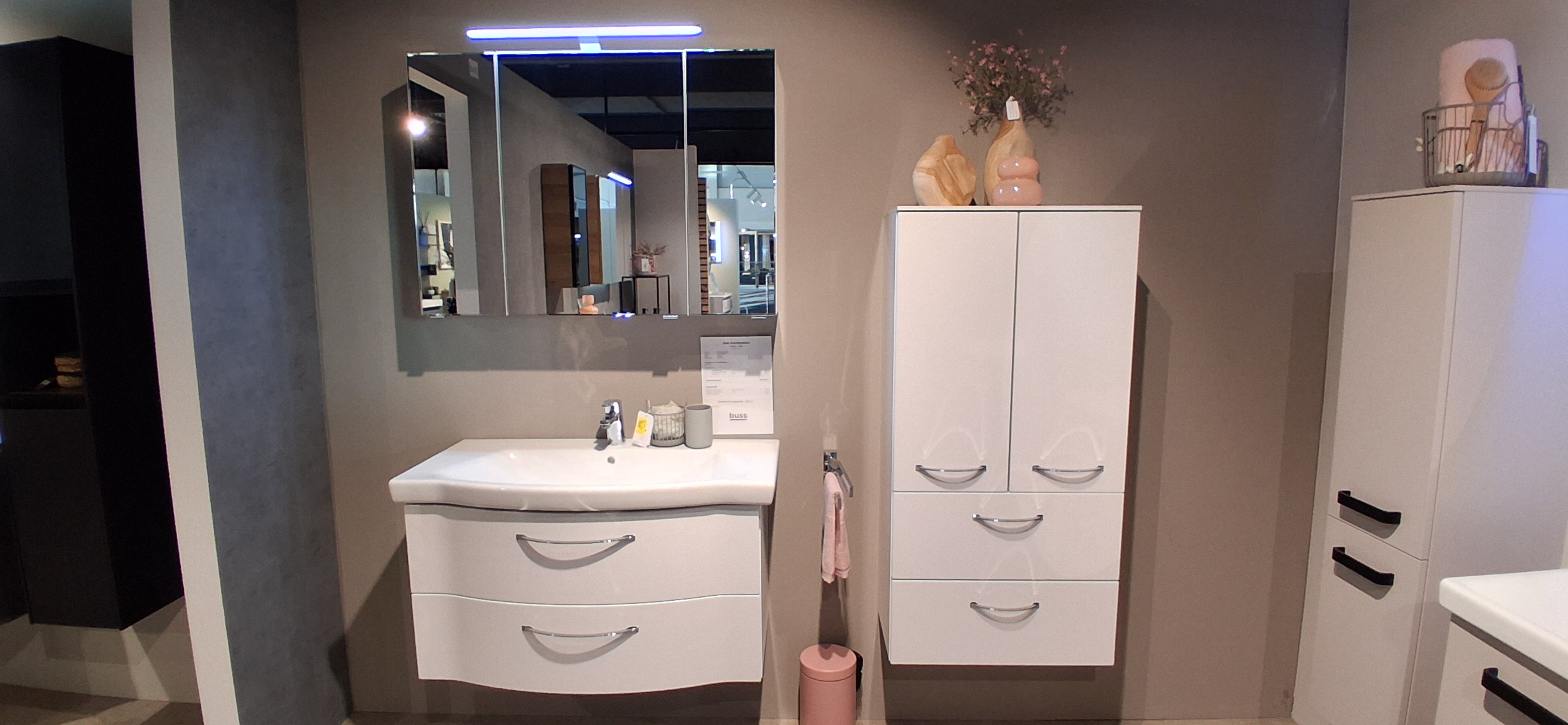 Pelipal Badkombination in Farbe Front 10 Weiss Hgl. Folie, Sinken, Waschbeckenhahn, Gerät, Elektrisches Gerät, Kühlschrank