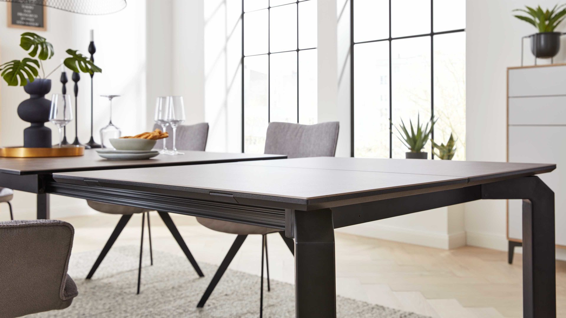 Interliving Esstisch IL5111, Oberteil Glas-Keramik grey, 4-Fuß-Gestell schwarz, Frontslide mit einer Falteinlage 80 cm, ca. 200 (280) x 100 cm