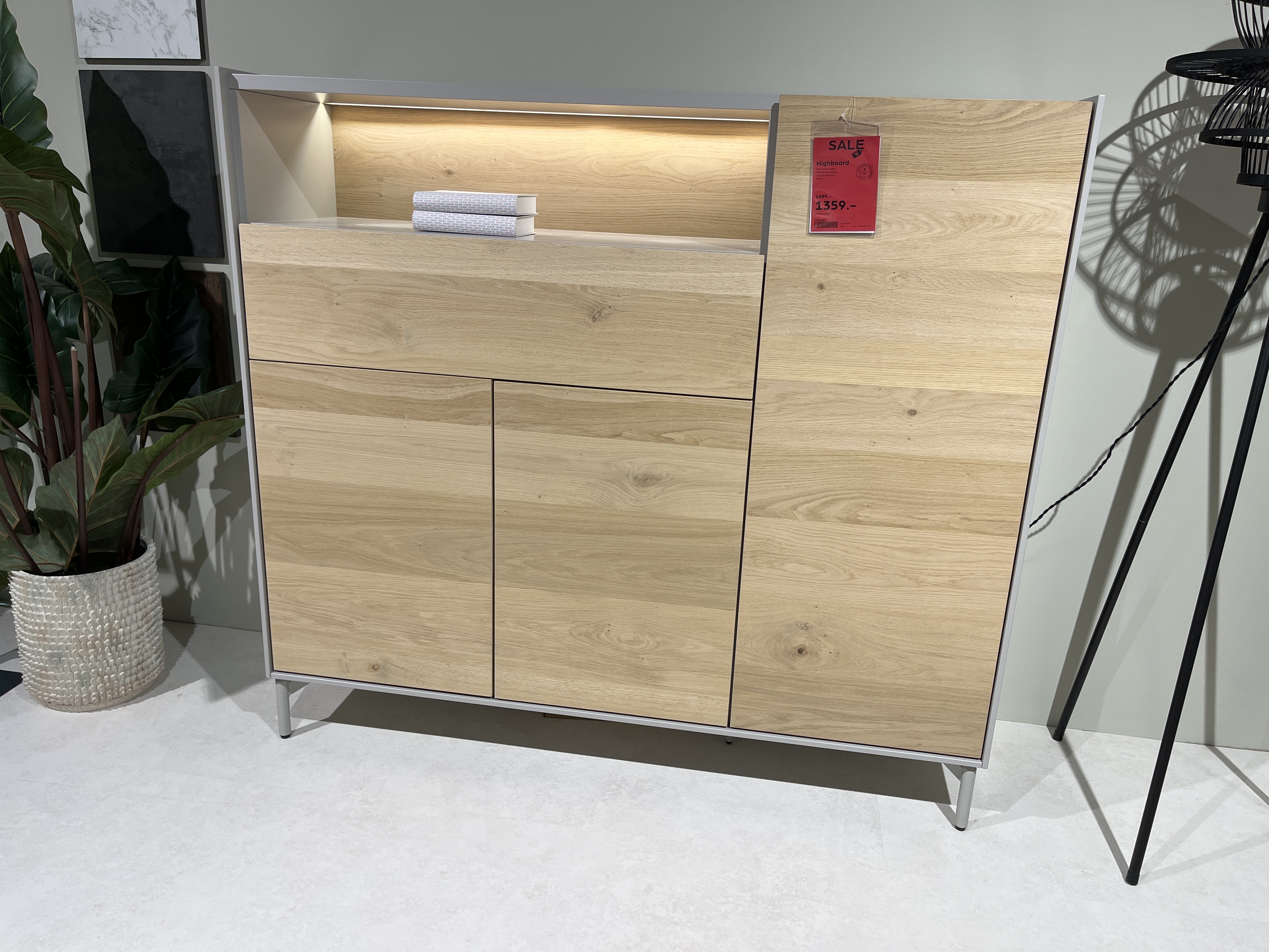 XOOON Highboard NIORA ca. B148 H135 T42 cm in Eiche natur furniert, Highboard, Eicheoptik, Holzdekor, Metallgestell, LED-Beleuchtung