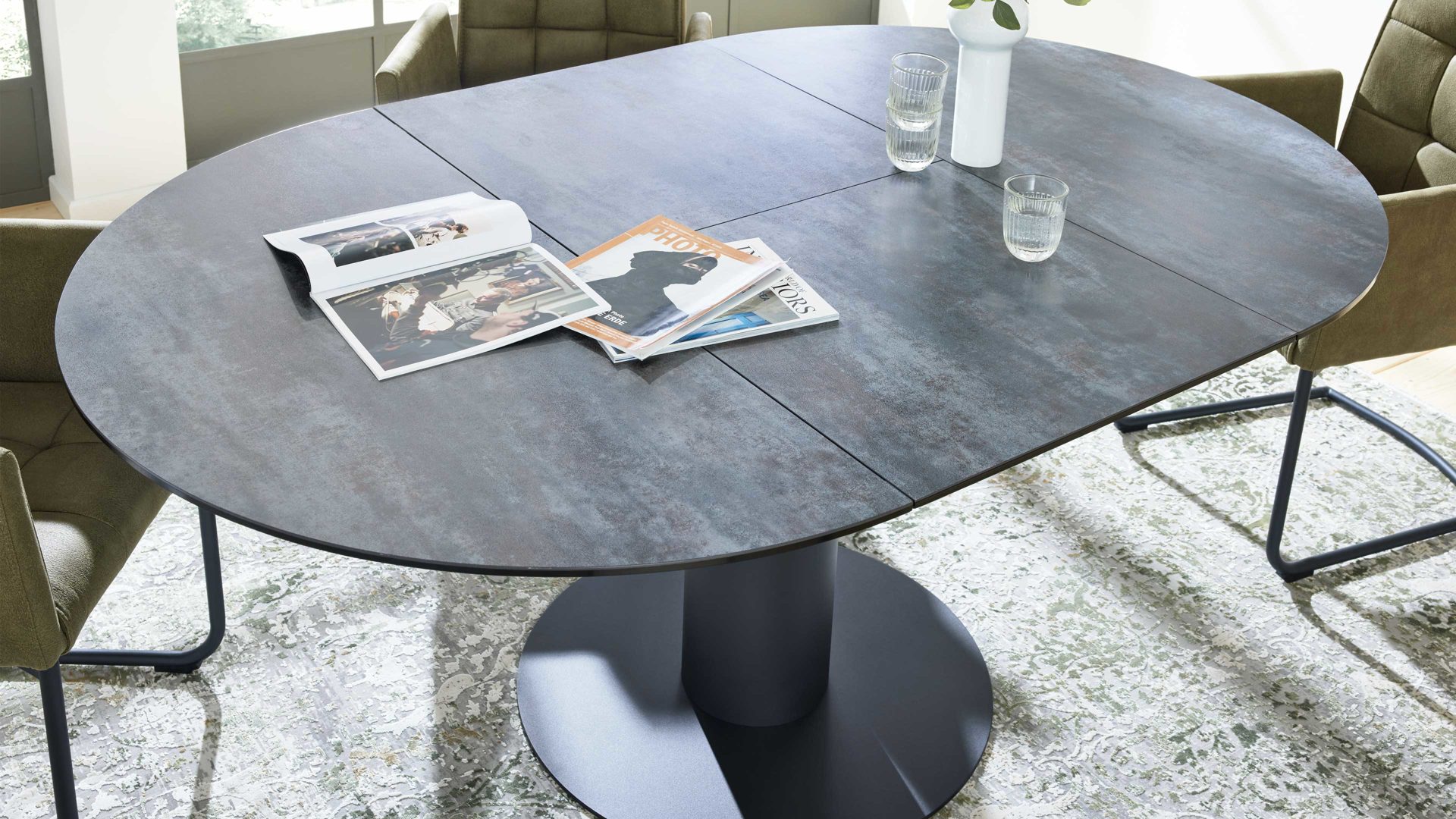Interliving Esstisch IL 5104 Ø ca. 120cm in Platte Glaskeramik Industria/Säule schwarz