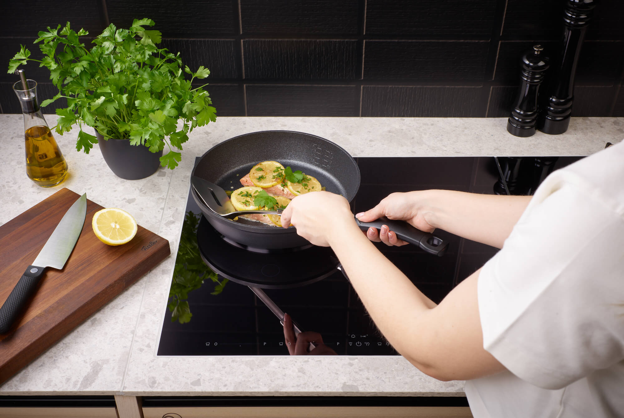 Fissler Pfanne ADAMANT® COMFORT B/H/T ca. 25,5x10x44,5cm in Anthrazit, Pfanne, Kartoffel, Zitrone, Herd, Kochvorgang
