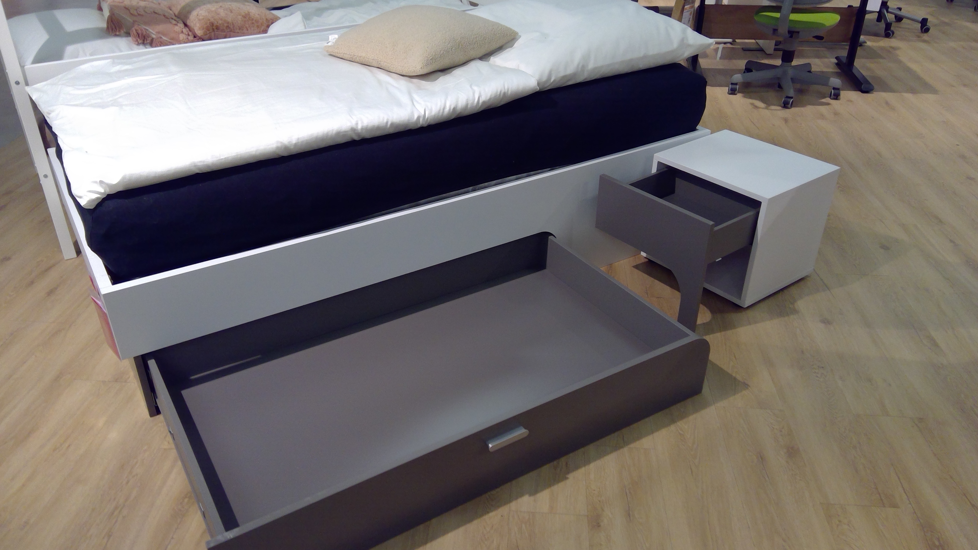 Liege mit Schubkasten in Farbe Korpus alpinweiß, Front fels- Liege mit Schubkasten in Farbe Korpus alpinweiß, Front fels-, Schublade, Mobiliar, Bett, Stuhl, Bodenbeläge