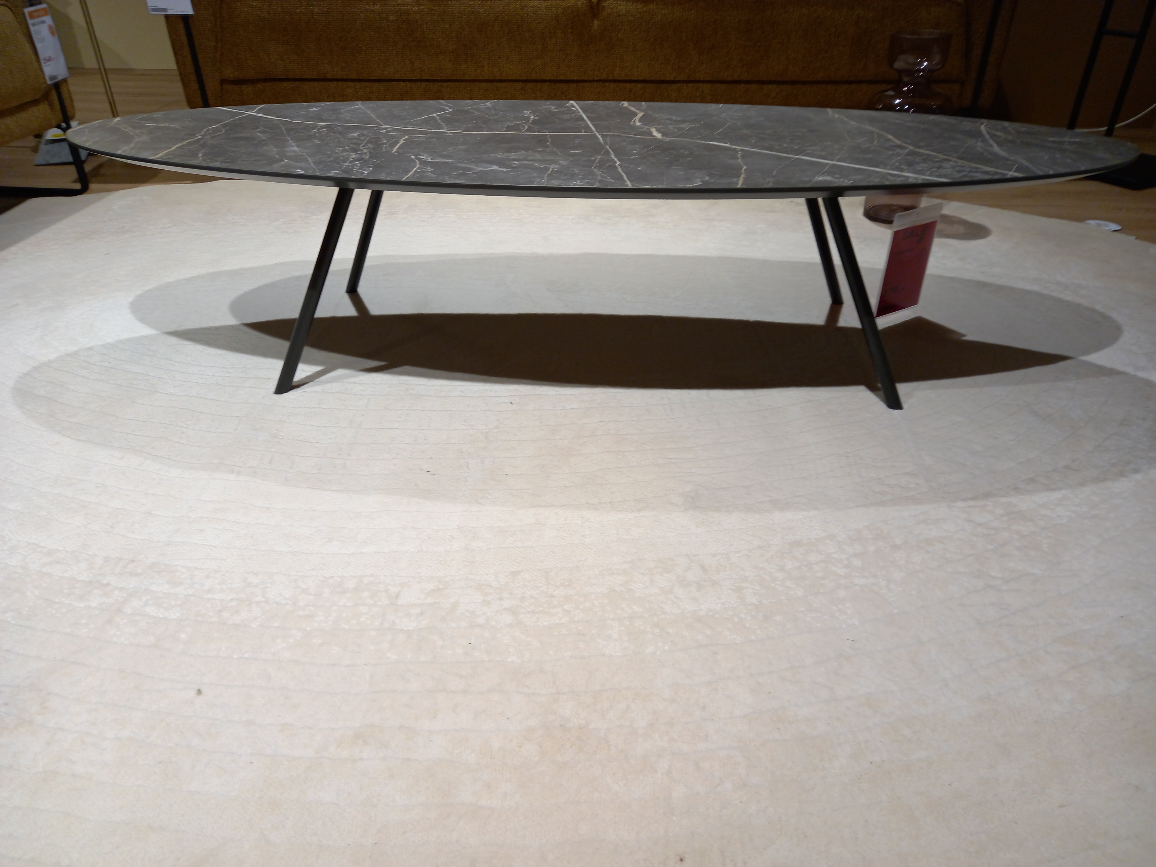 XOOON Couchtisch  NIORA ca. B50 H32 T150 cm in Tischplatte Marmorlook , Couchtisch, ovale Tischplatte, Marmoroptik, grau-weiße Maserung, schwarze Metallbeine