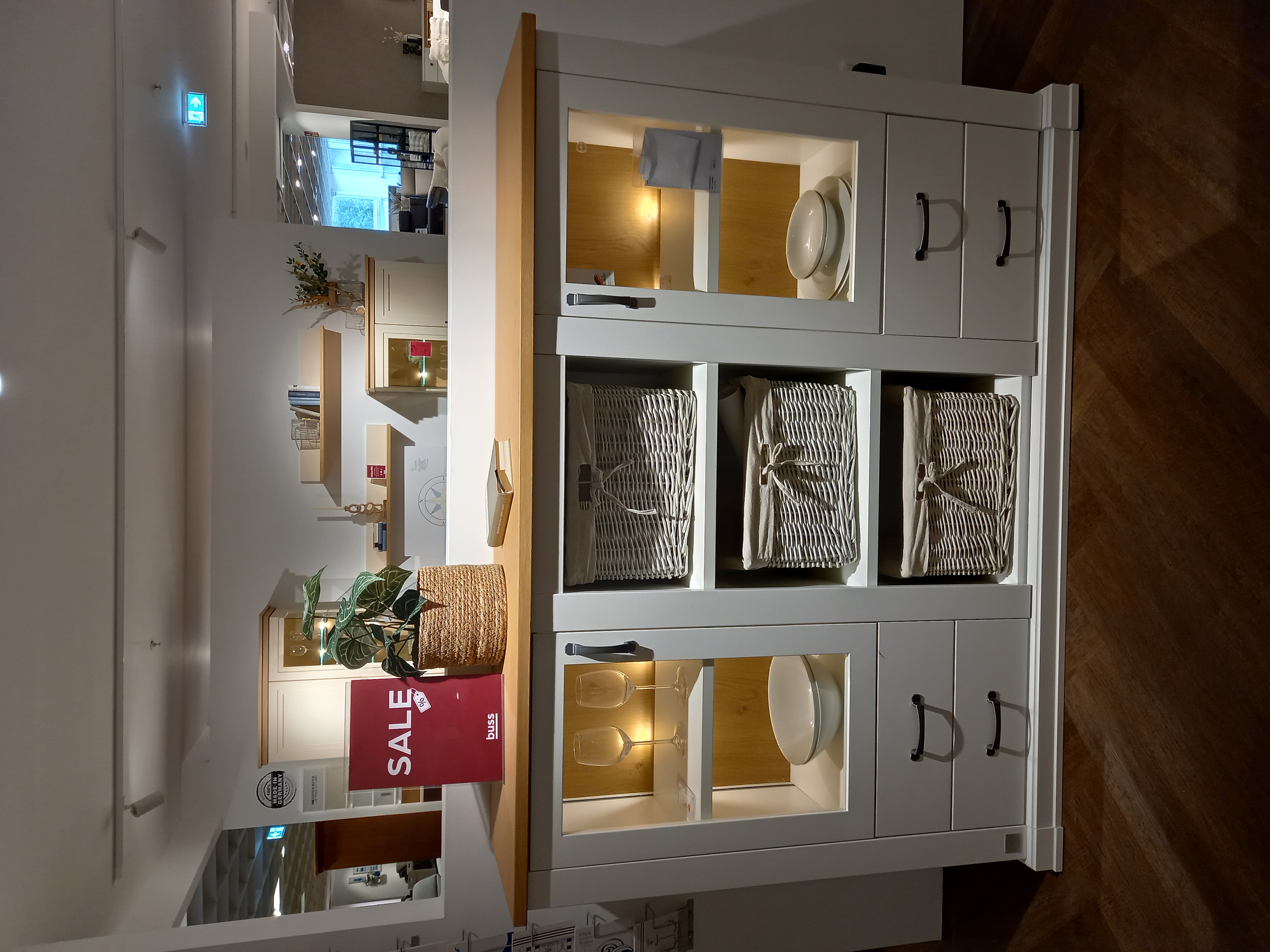 Wehrsdorfer Highboard ca. B165 H116 T41 cm in weiss/Abs. Asteiche, Kabinett, Mobiliar, Anrichte, Pflanze, Buch