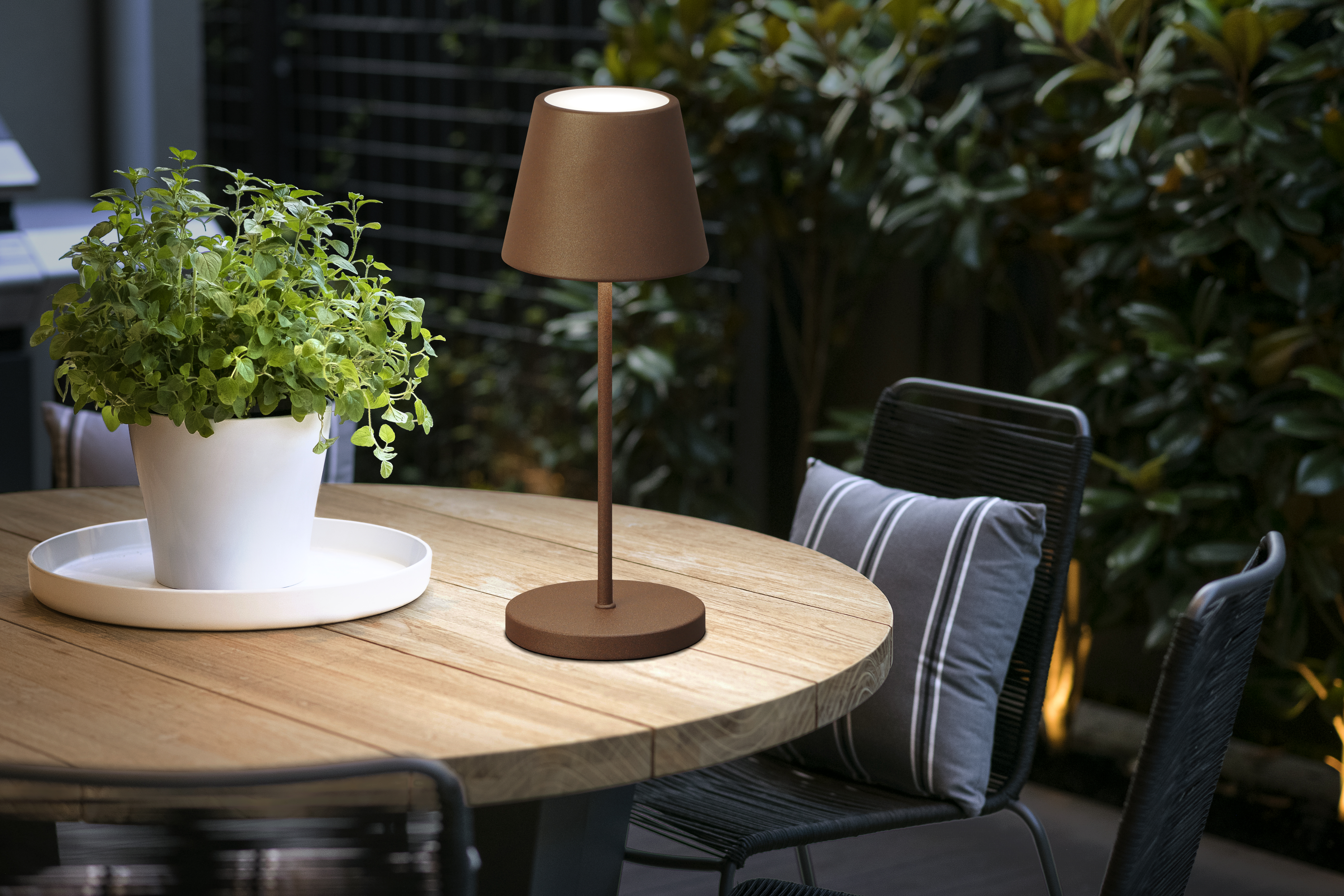 FH Lighting LED-Tischleuchte COSENZA PRO in Metall rostfbg.