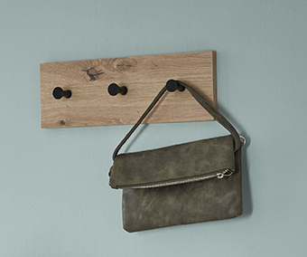 Garderobenleiste in Mehrfarbig, wandhalter, holz, schwarz, kleine tasche, hakenleiste