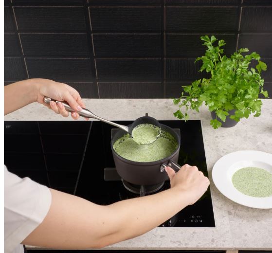 Fissler Schöpflöffel mit Silikon ESSENTIAL, Pflanze, Person, Teller, Kochen, Essen pürieren
