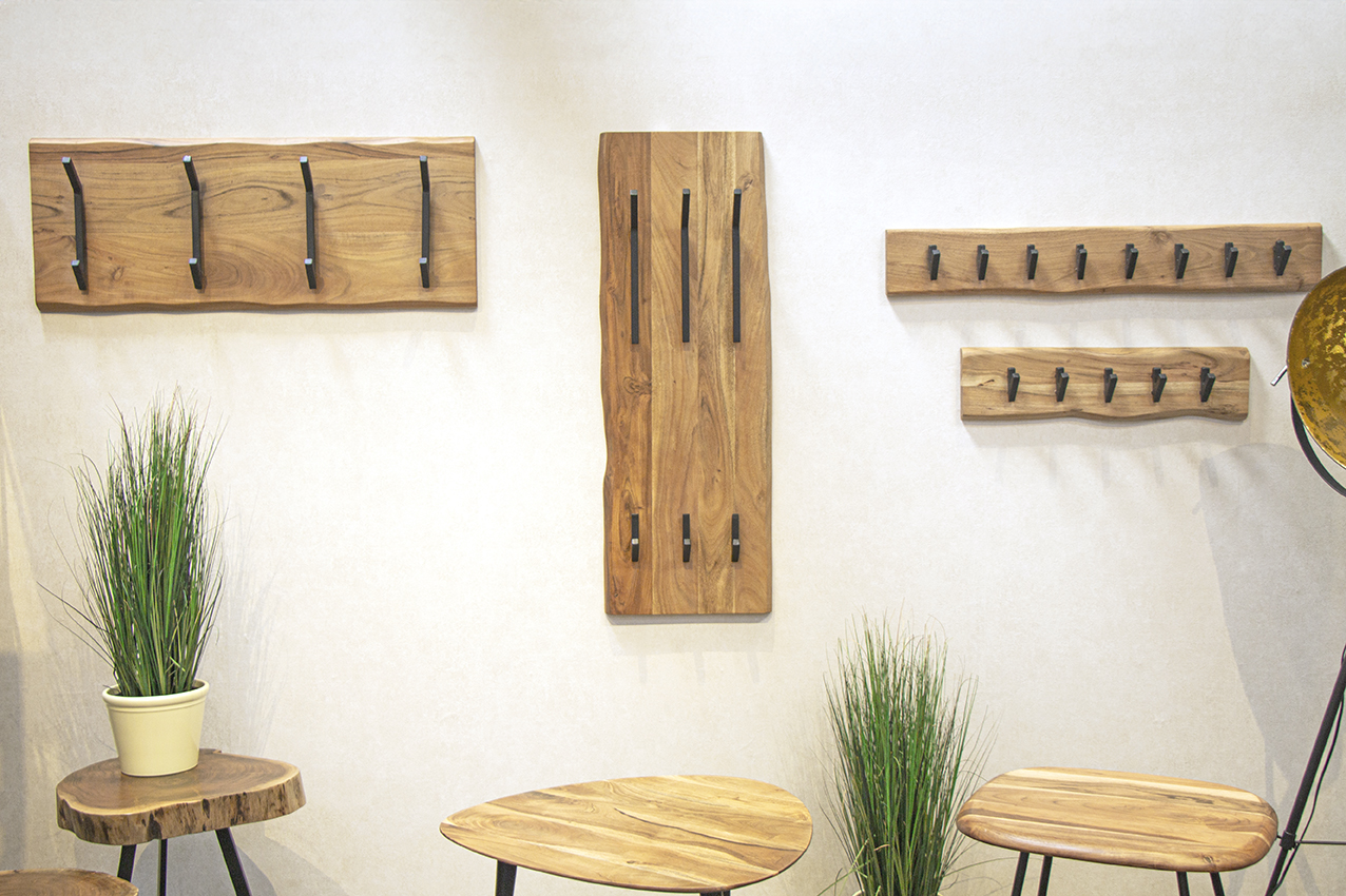 Wandgarderobe RIVERA in Metall schwarz, Innenarchitektur, Holz, Pflanze, Pflanze im Topf, Regal