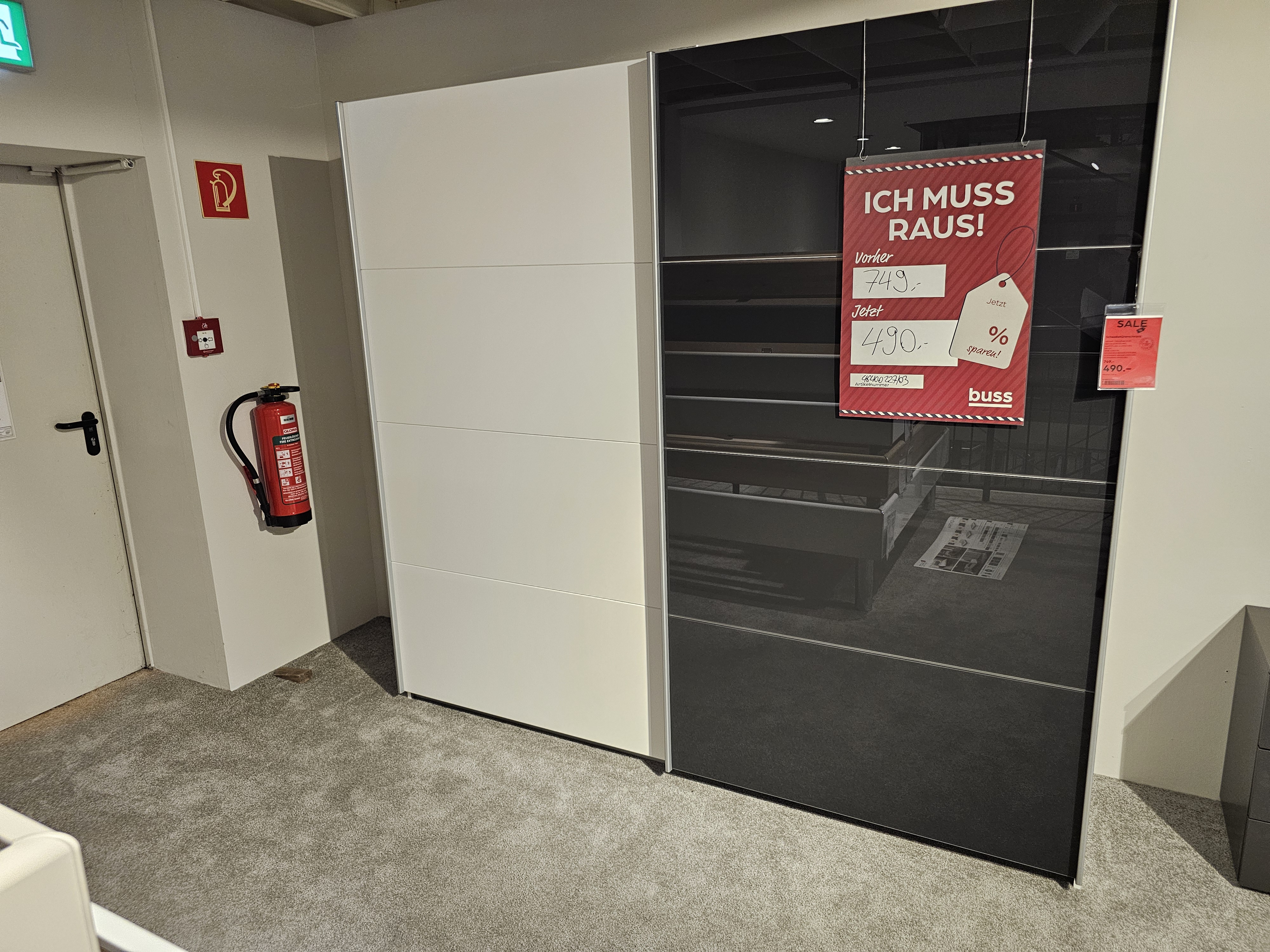 Rauch Möbelwerke Schwebetürenschrank in Farbe Rauch Möbelwerke Schwebetürenschrank in Farbe , Schrank, Schiebetür, Glasfront, Werbetafel, Auslage