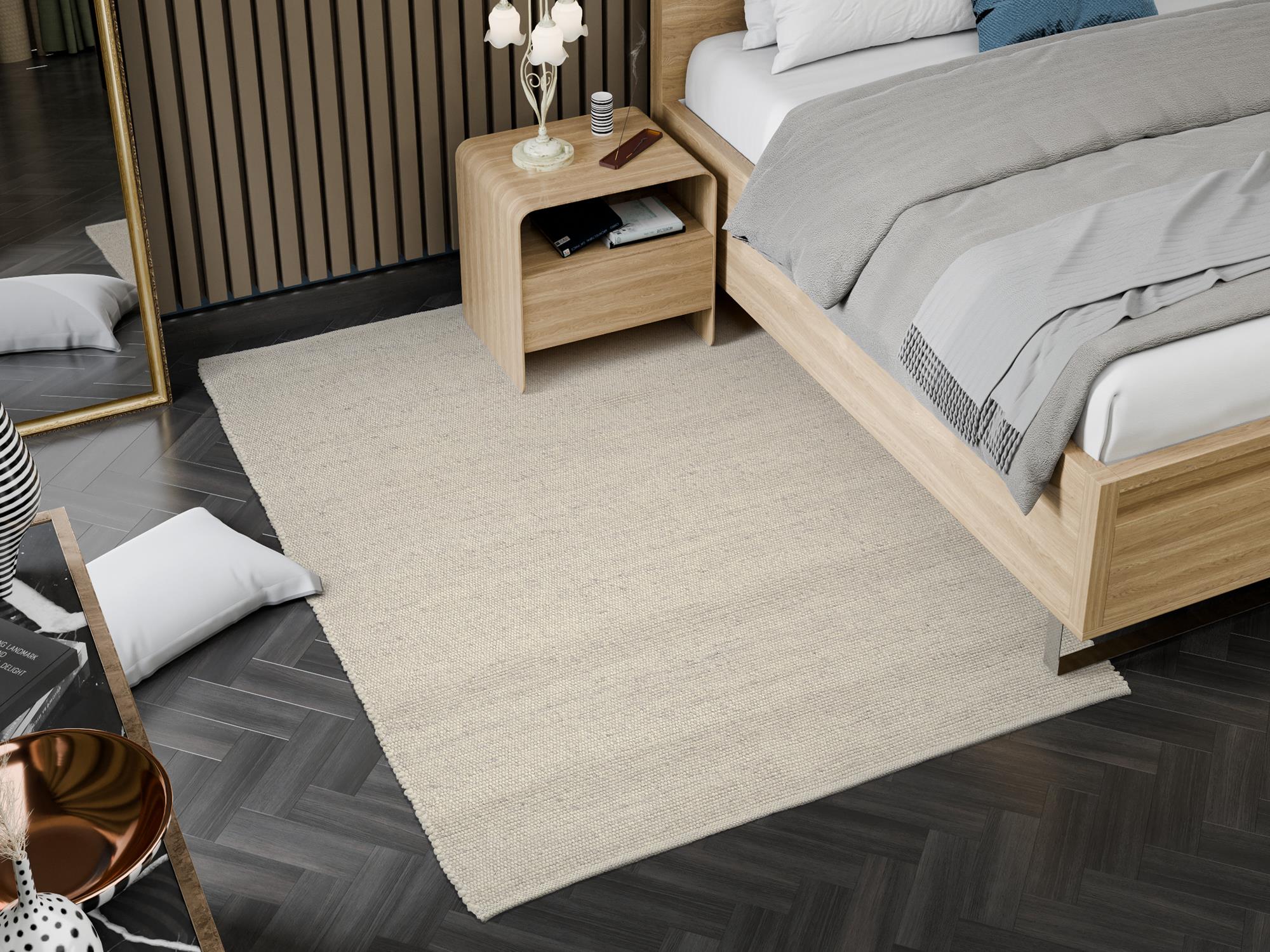 Interliving Handweb Teppich IL L-9000 in 420 beige, Schlafzimmer, Teppich, Nachttisch, Holzbett, graue Bettdecke