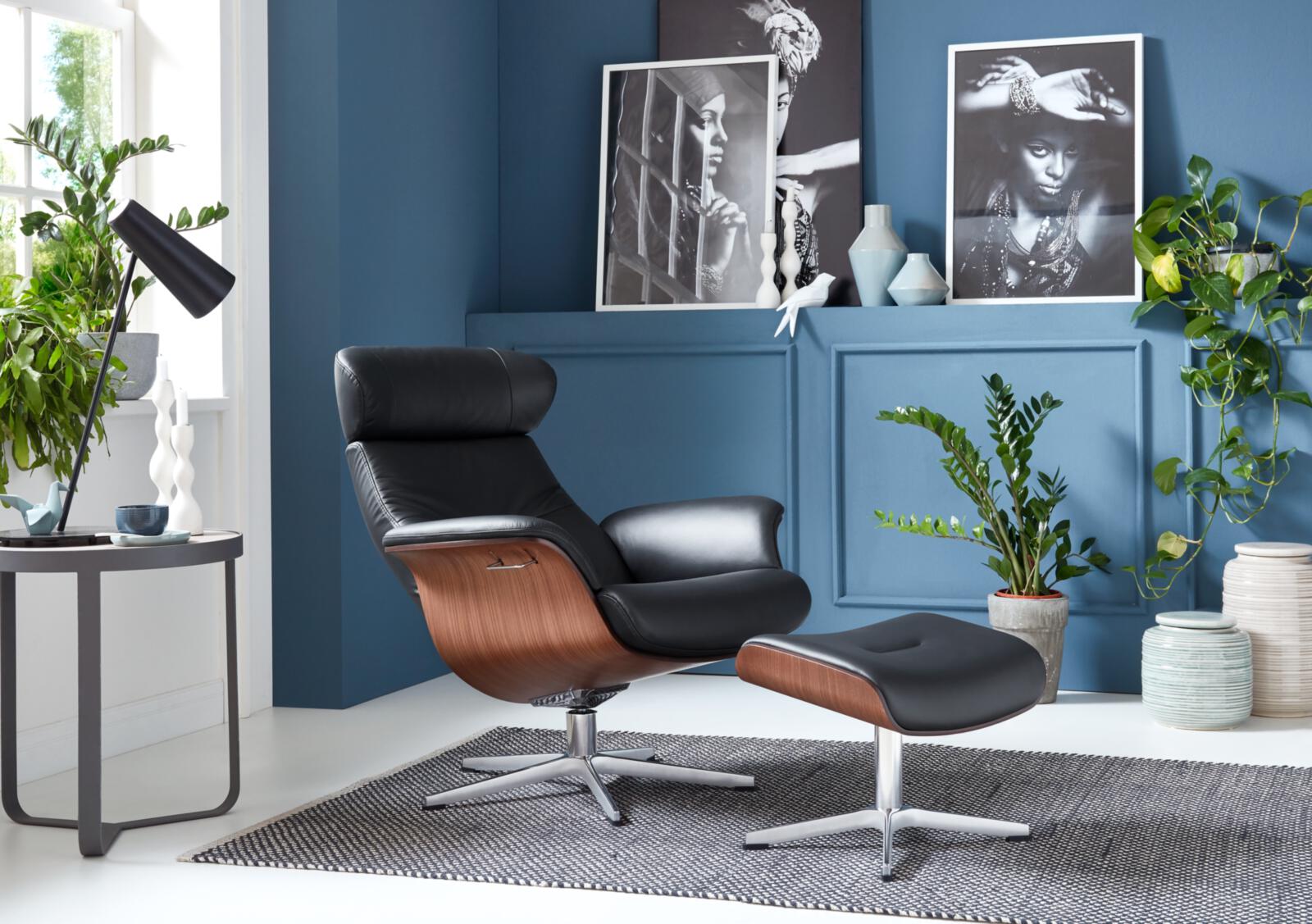 Sessel mit Hocker TIMEOUT in Schwarz Conform Sessel mit Hocker TIMEOUT in Leder Fantasy Black/Sitzschale Walnuß
