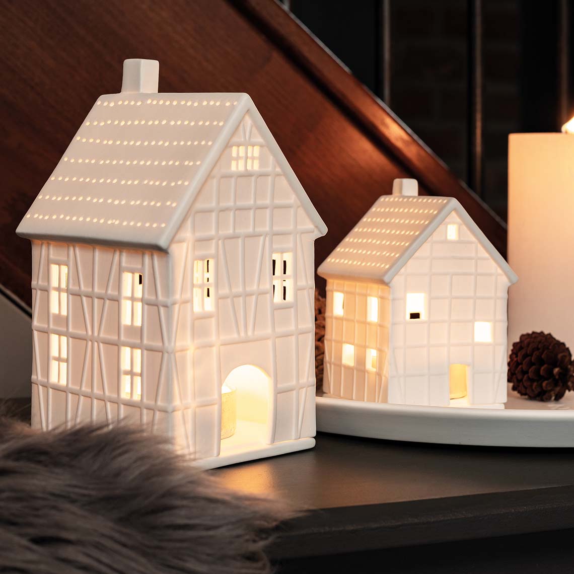 Lichthaus groß FACHWERKHAUS in Farbe weiß, Weihnachtsdeko, Lichterhaus, Figurhaus, Leuchtendes Dekor, Porzellan-Design