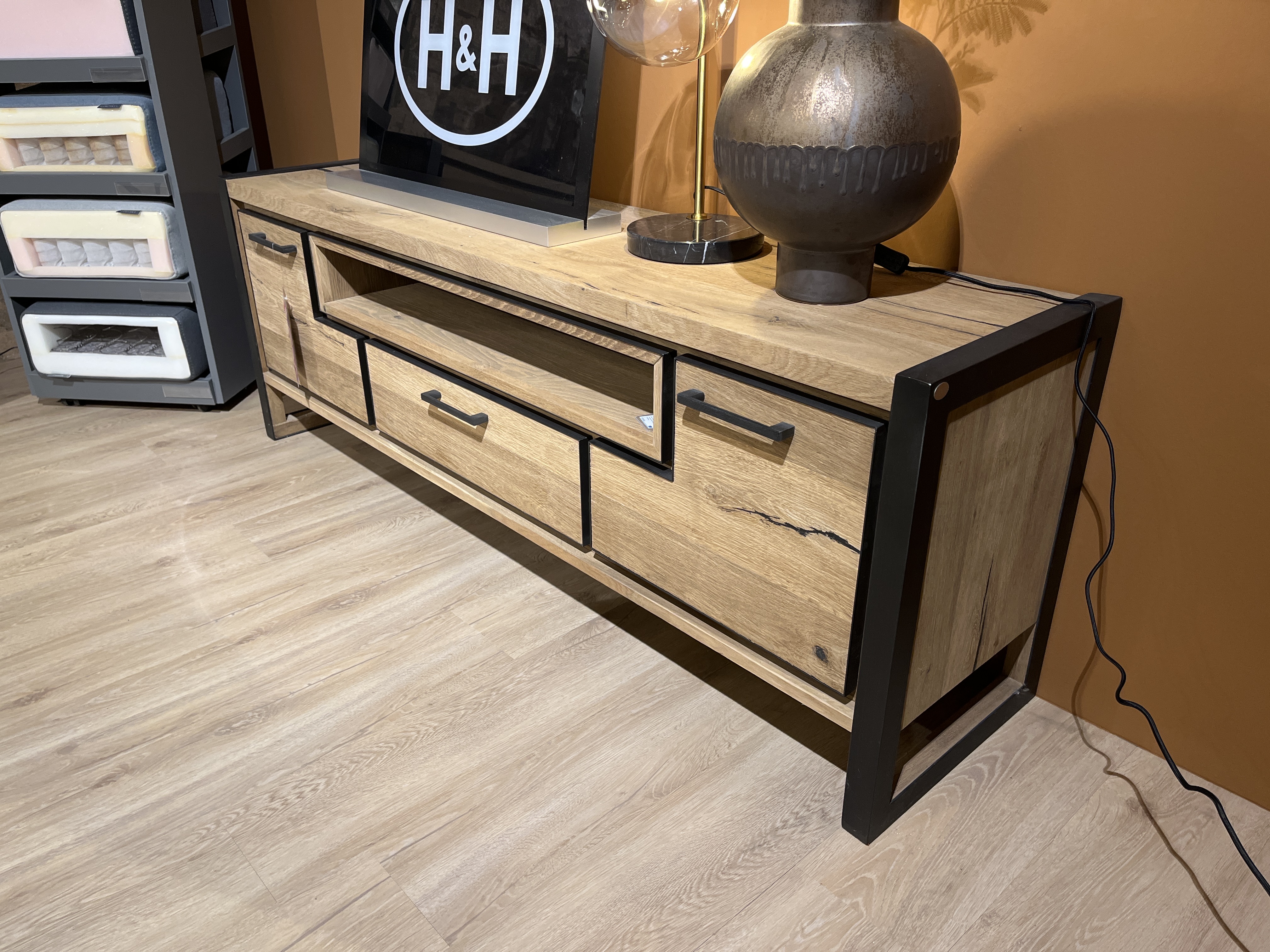 Henders & Hazel Lowboard Metalo in Railway brown, TV-Lowboard, Holzoptik, Schwarz, Metallgestell, Schubladen