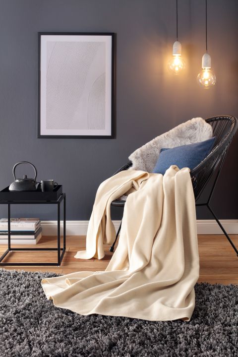 Biederlack Decke ca. 150x200cm in Farbe Pearl Oatmeal Biederlack Decke ca. 150x200cm in Farbe Pearl Oatmeal, Sessel, Wolldecke, Beleuchtung, Kissen, Ruhige Einrichtung