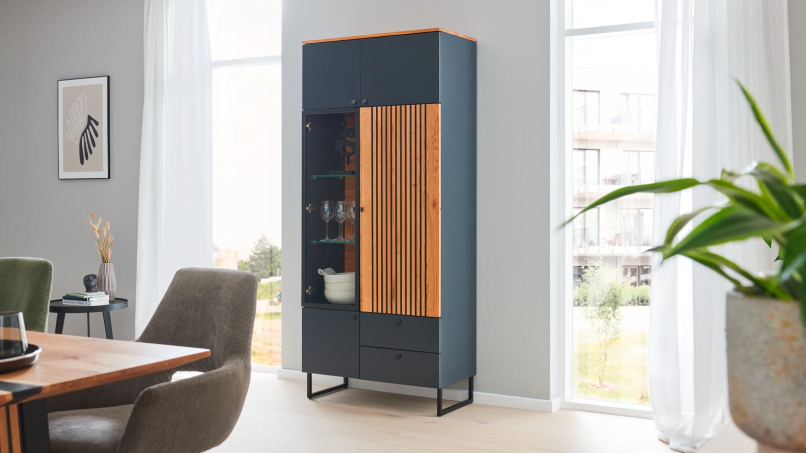 Interliving Vitrine INTERLIVING-5605 B/H/T ca.86x194x42cm in Lack quarzgrau