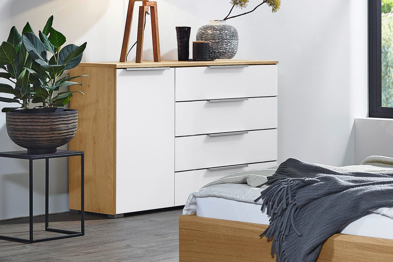 Rauch Möbelwerke Kommode VIANO ca. B120 H80 T42 cm in Farbe Farbglas kristallweiss, Kleiderschrank, Nachttisch, Wohnzimmermöbel, Holz/Weiß, Dekoration