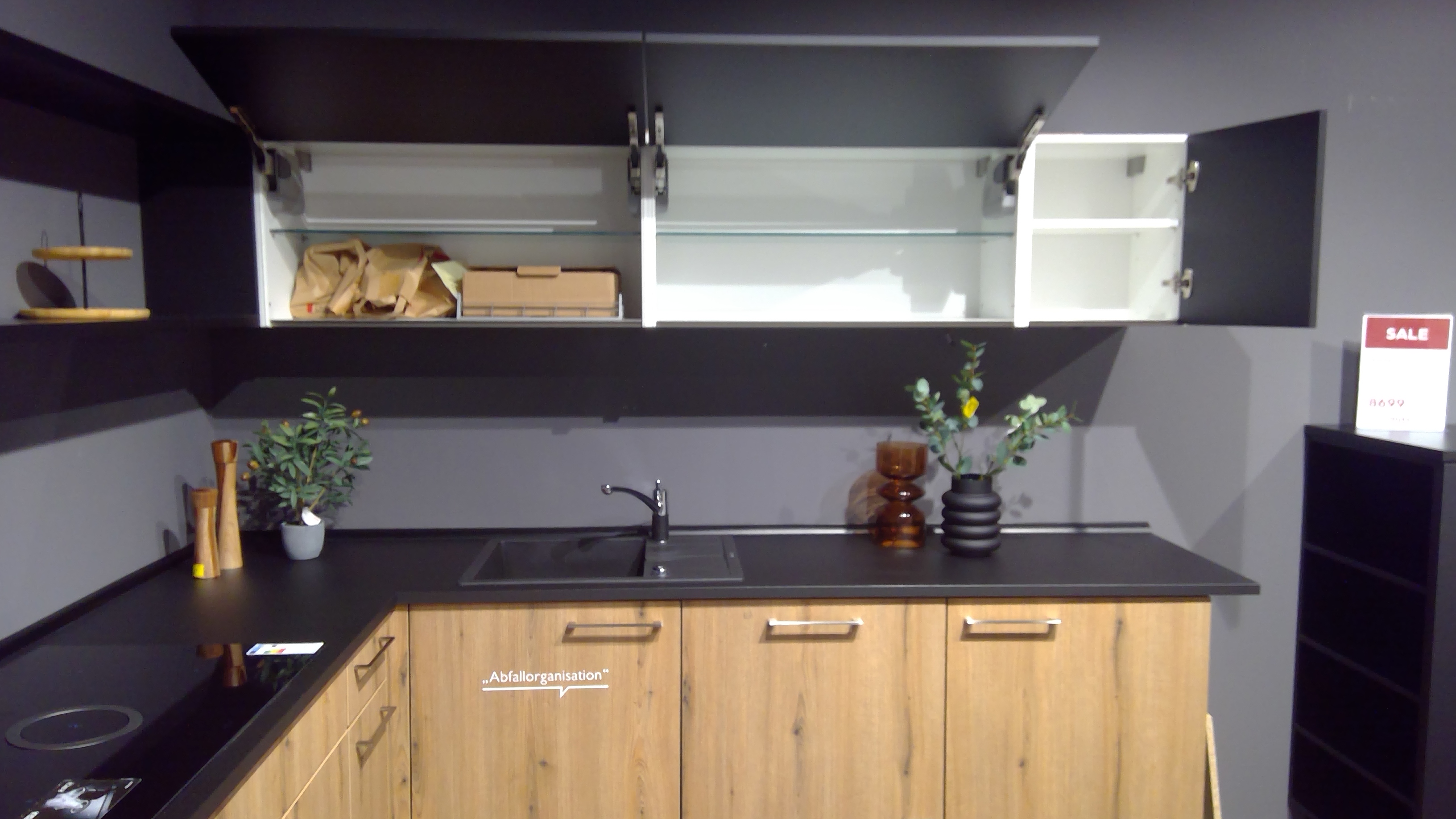 Interliving Einbauküche 3270 in Front 37S KST Cotton schwarz, Drinnen, Innenarchitektur, Waschbeckenhahn, Pflanze, Küche